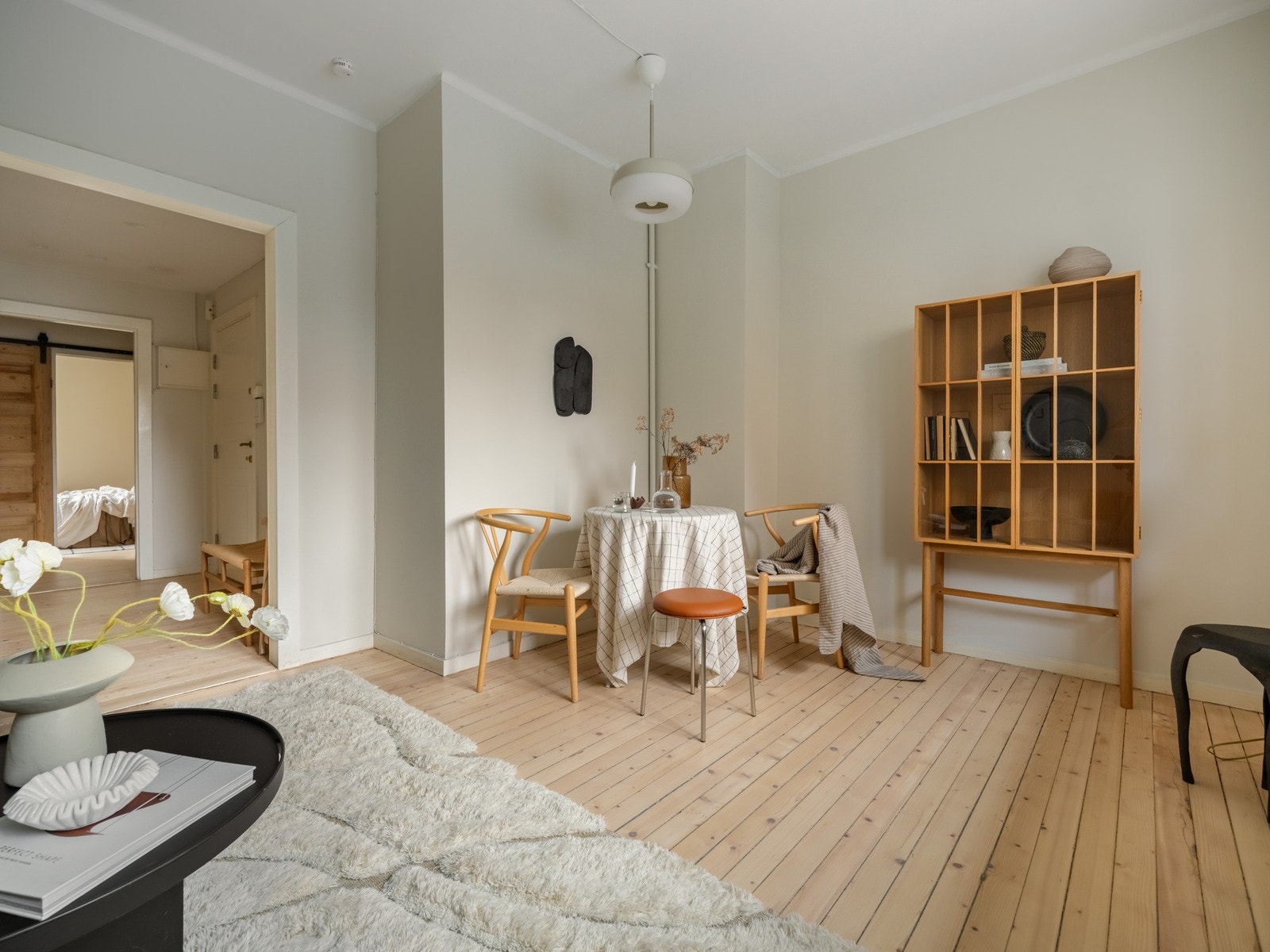 Her er det bra med plass til både sofagruppe og spiseplass. Galleribilde