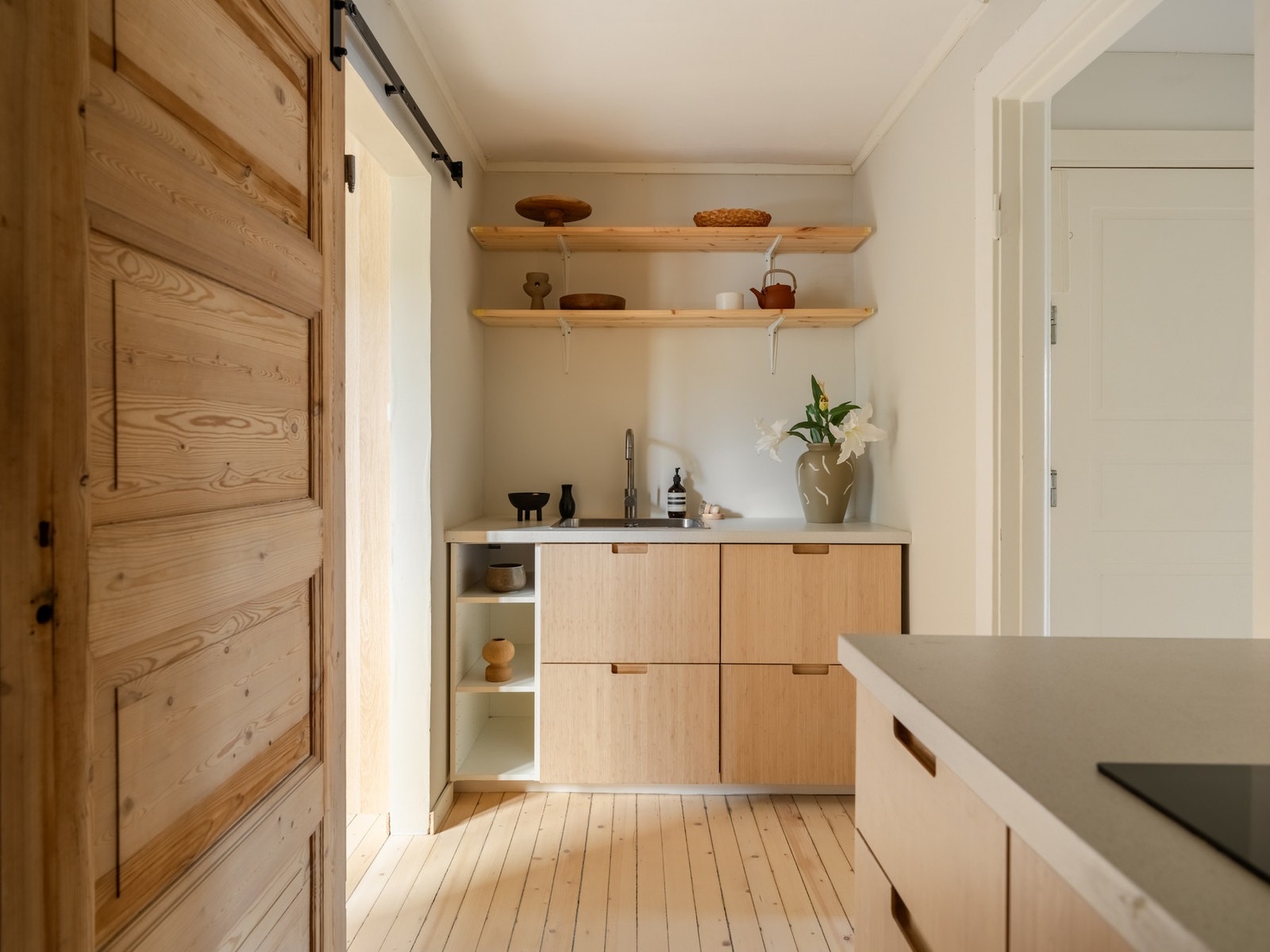 Også hvitevarer, som stekeovn i arbeidshøyde, koketopp, oppvaskmaskin og kombiskap, er integrerte. Disse følger naturligvis med i salget. Galleribilde