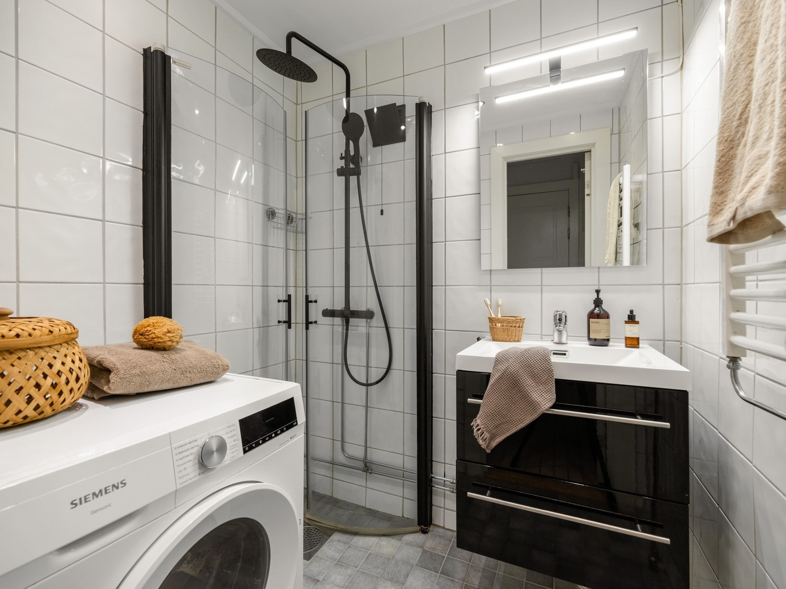 Gulvet er flislagt med varme. Det er plass, og opplegg, til vaskemaskin av full størrelse på badet. Galleribilde