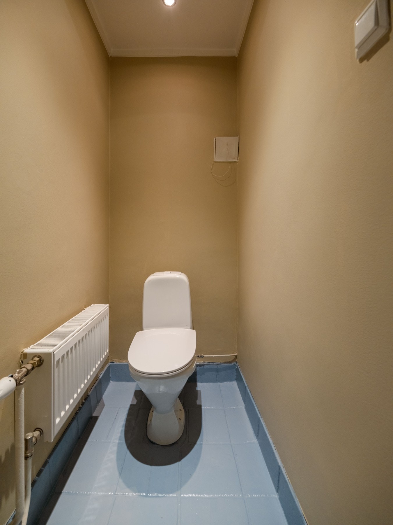 Rett ved siden av dusjbadet, finner vi toalettrommet. Det er innredet med det du kan forvente av et slikt rom, nemlig toalett. Galleribilde