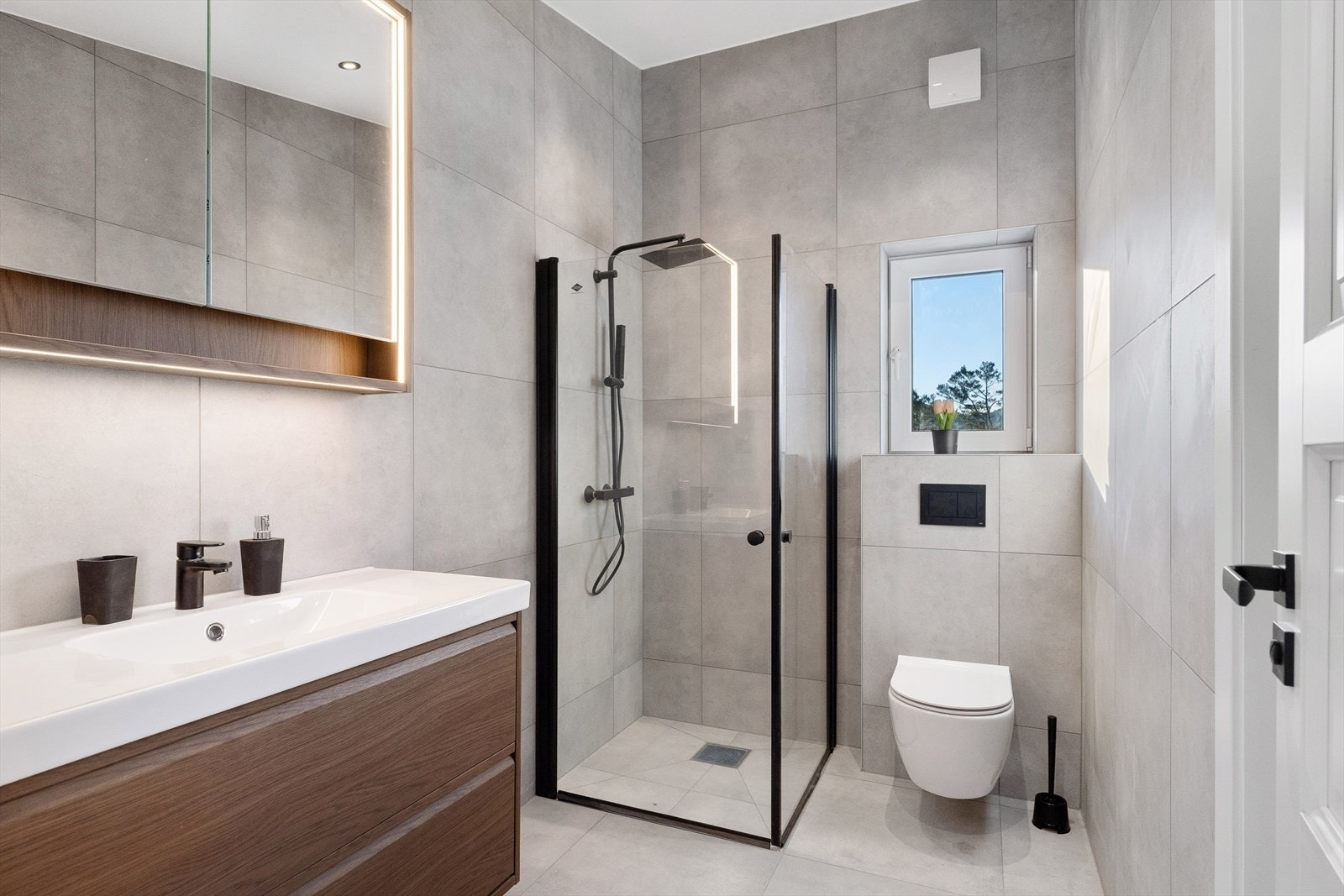 Lekkert flislagt bad. Galleribilde