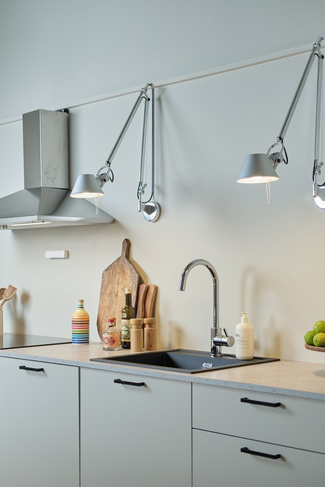 Kjøkkenet er innredet med glatte fronter og benkeplate i laminert spon. Galleribilde