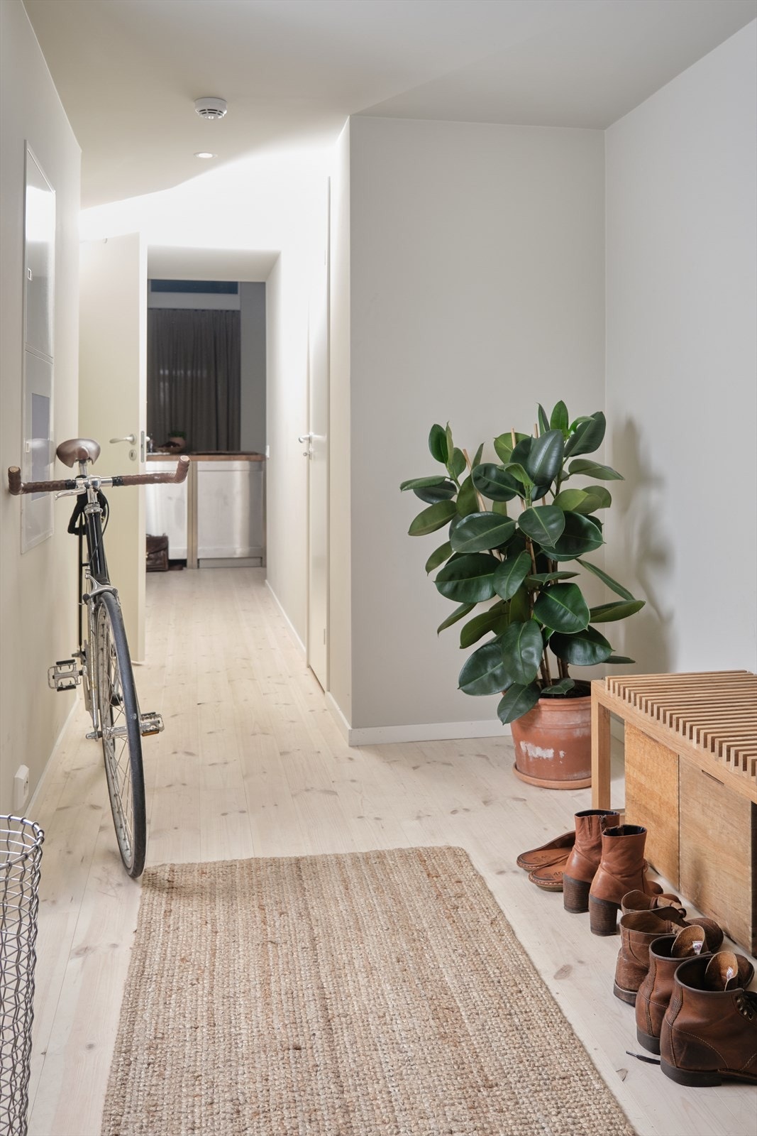 Flott langstrakt gang med tilkomst til leilighetens bad og soverom. Galleribilde