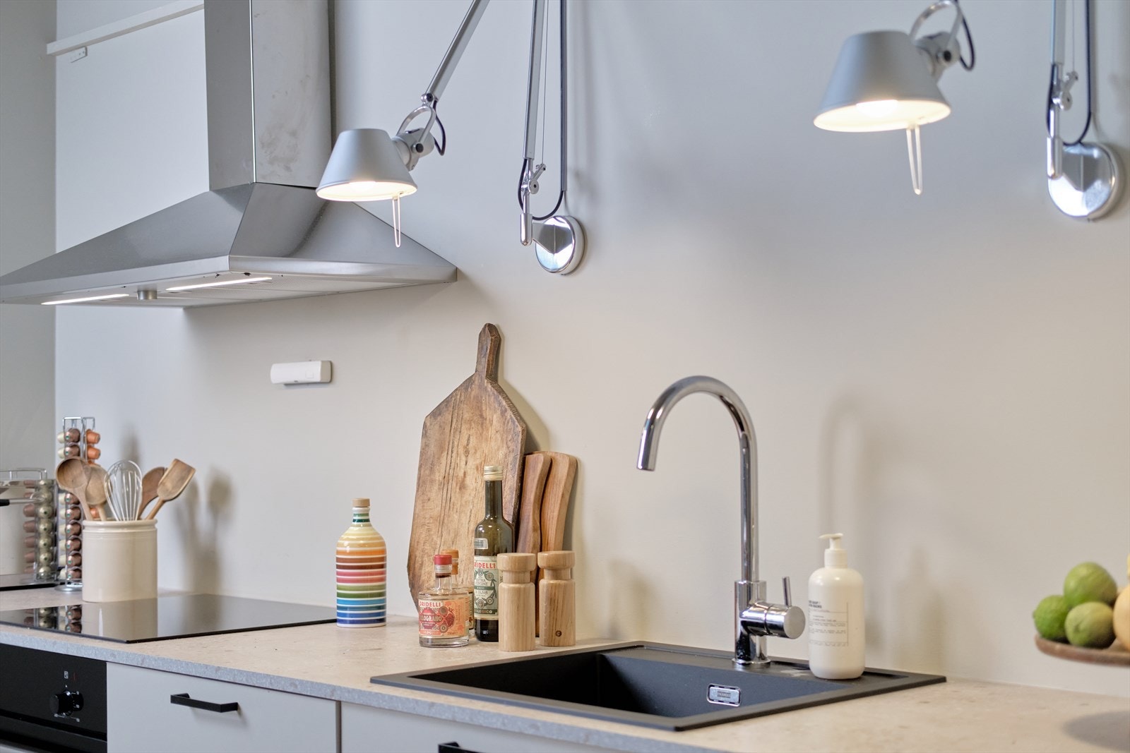 Det har integrerte hvitevarer som oppvaskmaskin, kjøl/frys, platetopp og stekeovn. Galleribilde