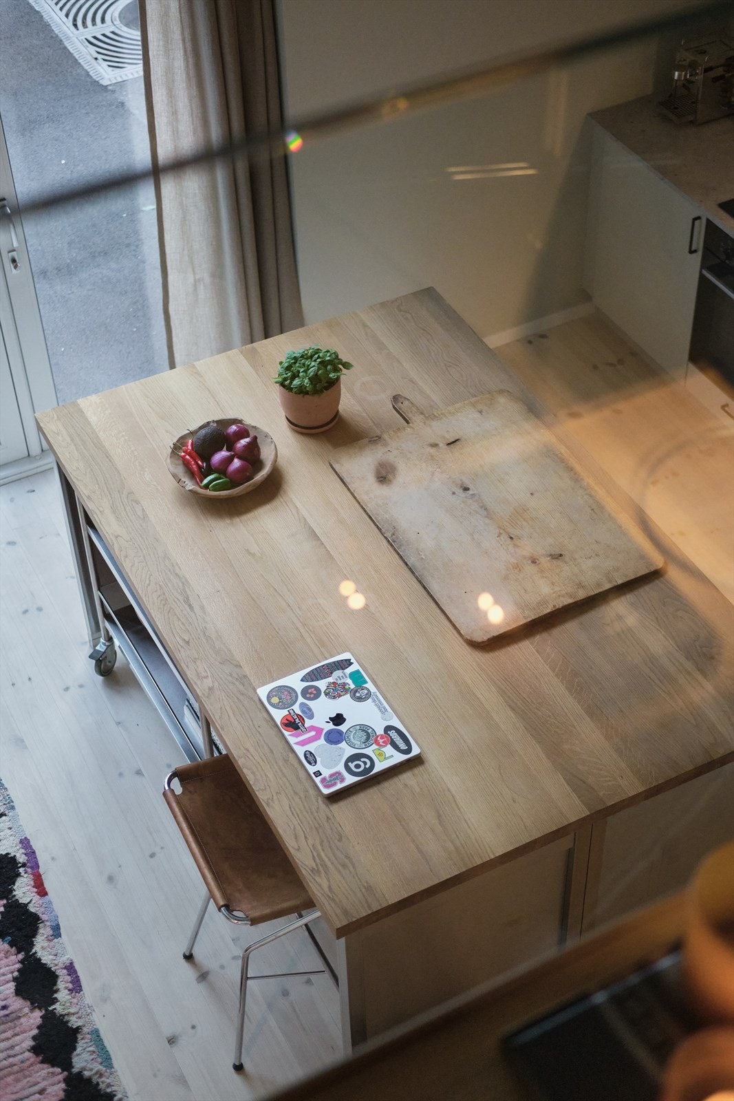 En stor og praktisk kjøkkenøy med rikelig oppbevaringsplass og mulighet for både matlaging og måltider. Galleribilde