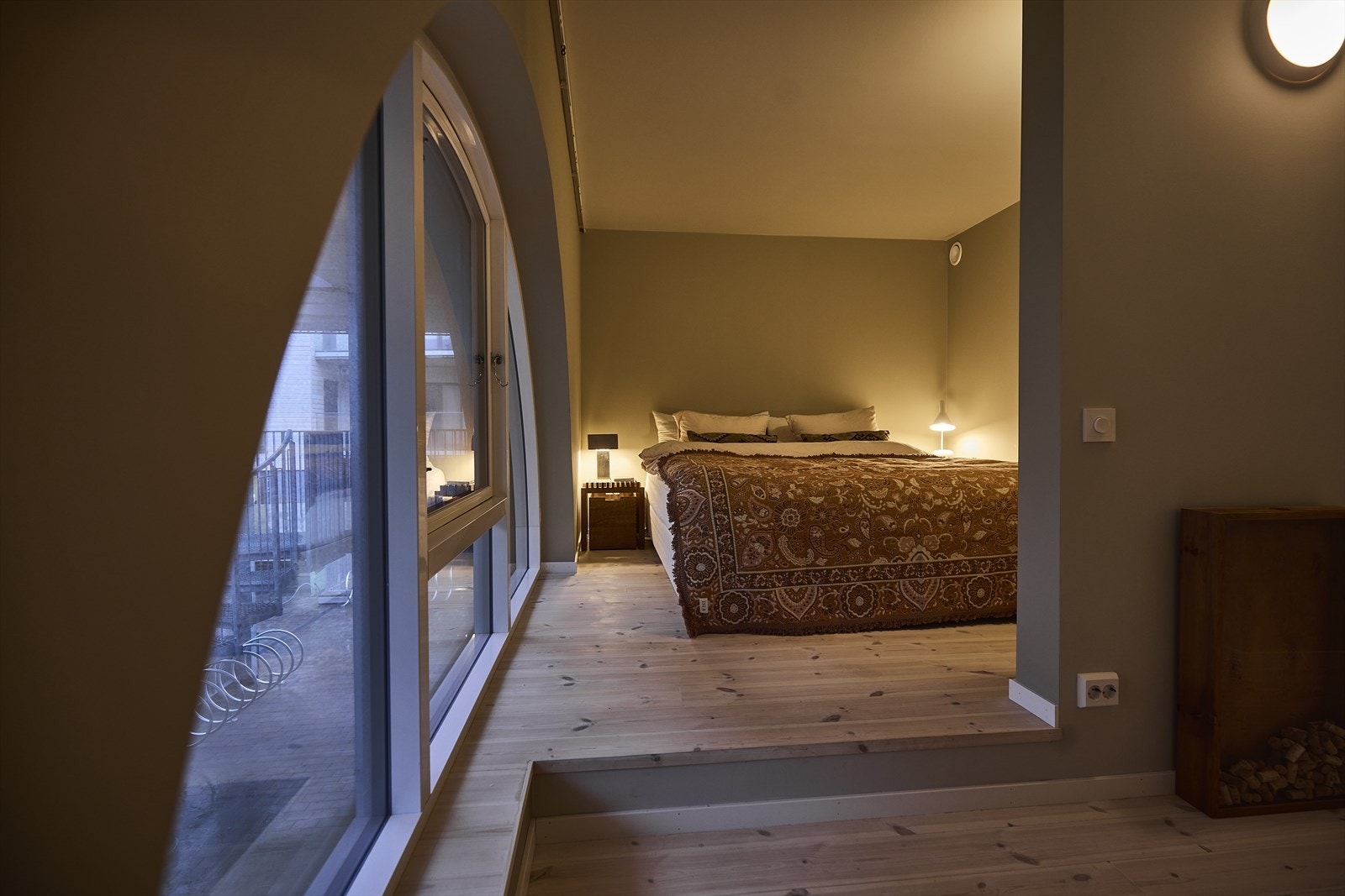 En del av hemsen er innredet med seng Galleribilde