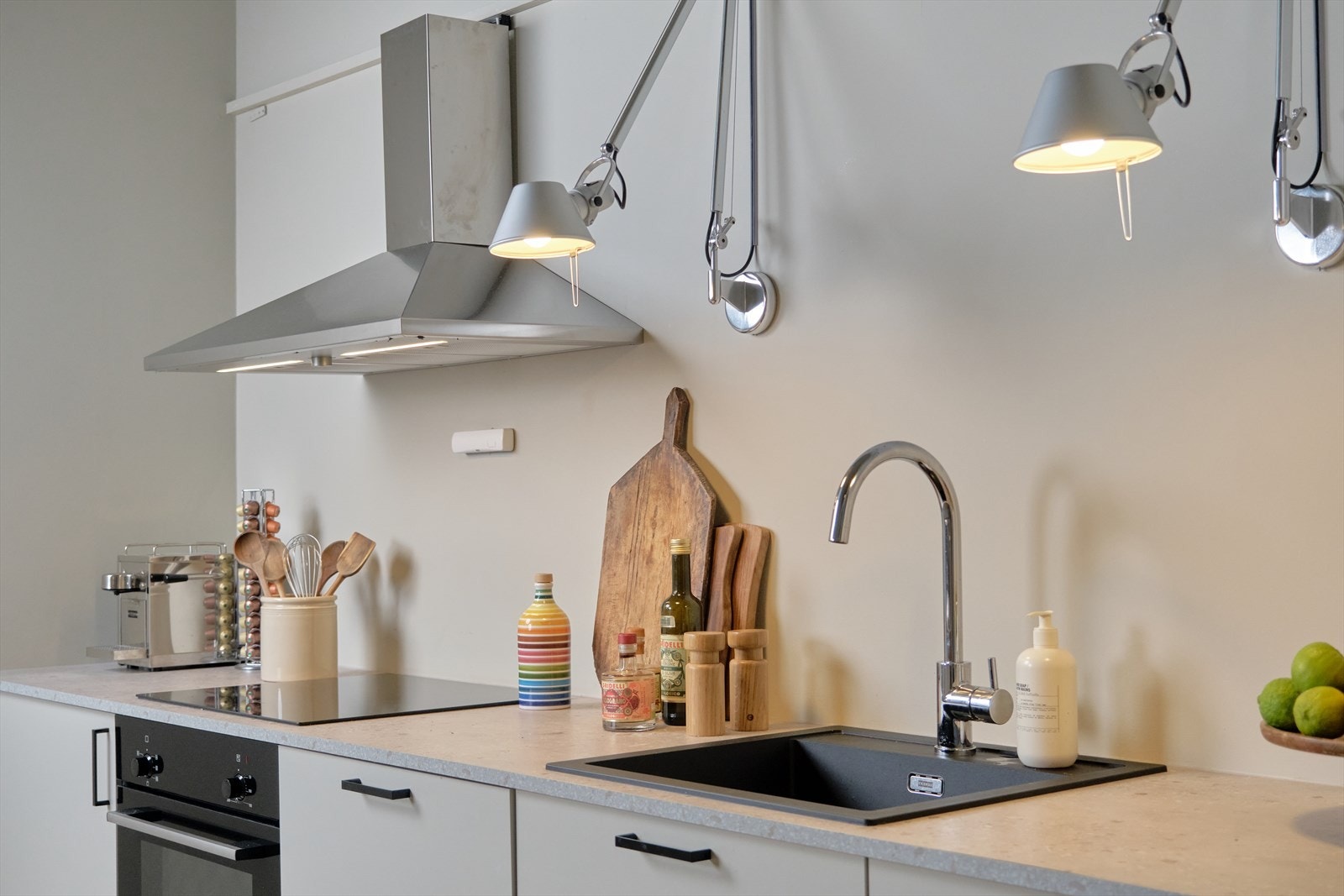 Kjøkkenet har rikelig med benkeplass som gir plass til både kjøkkenutstyr og sosialt samvær. Galleribilde