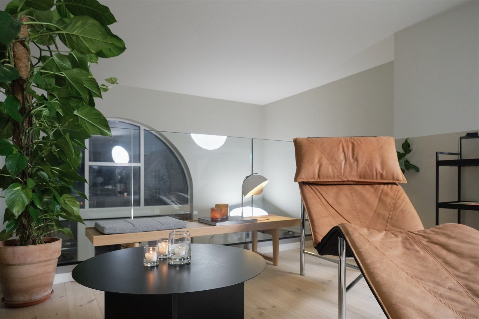 På hemsen har du mulighet til å innrede en koselig sofakrok - perfekt for avslappende kvelder foran TV-en. Galleribilde