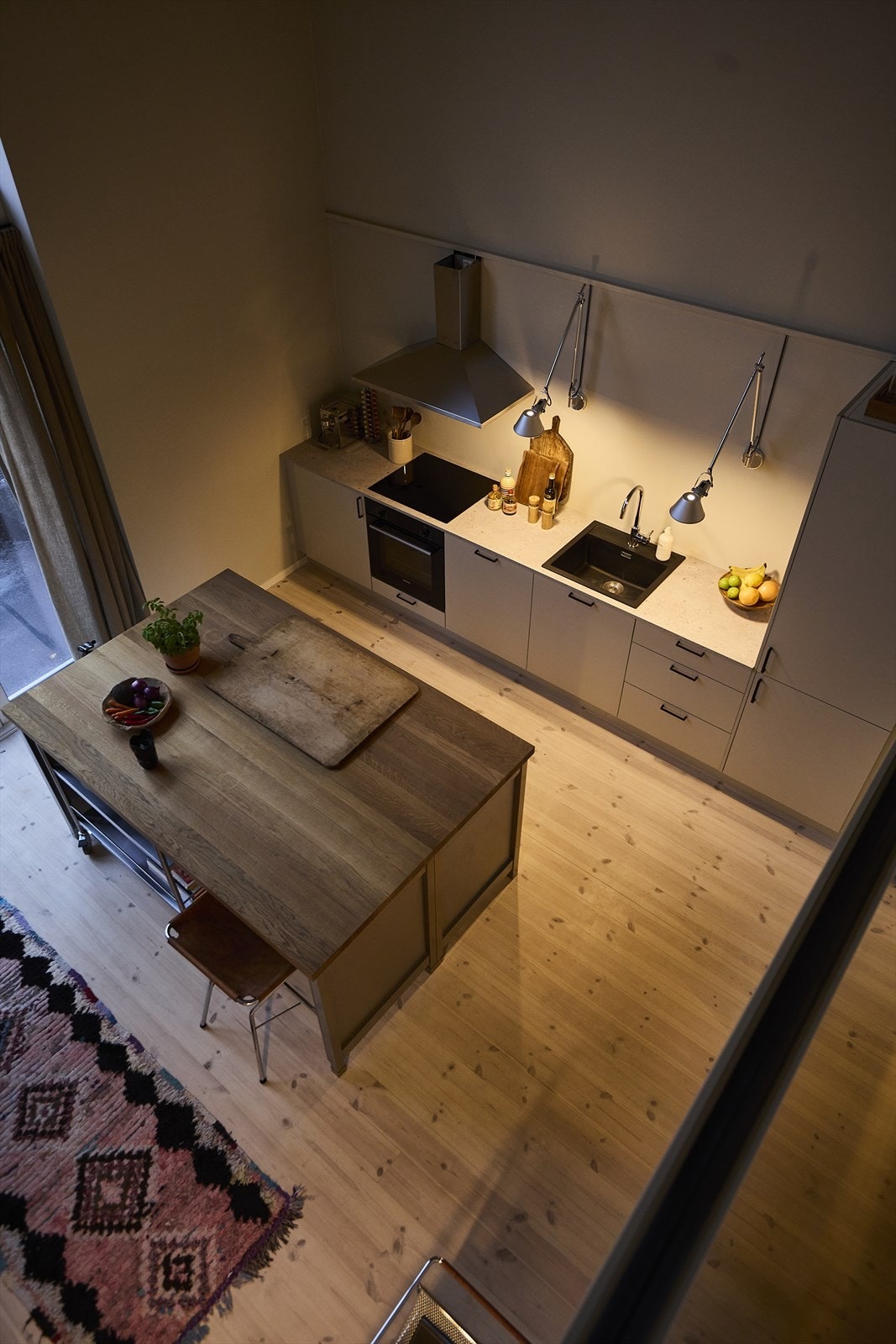 Leiligheten har en imponerende takhøyde som gir en luftig og romslig atmosfære. Galleribilde