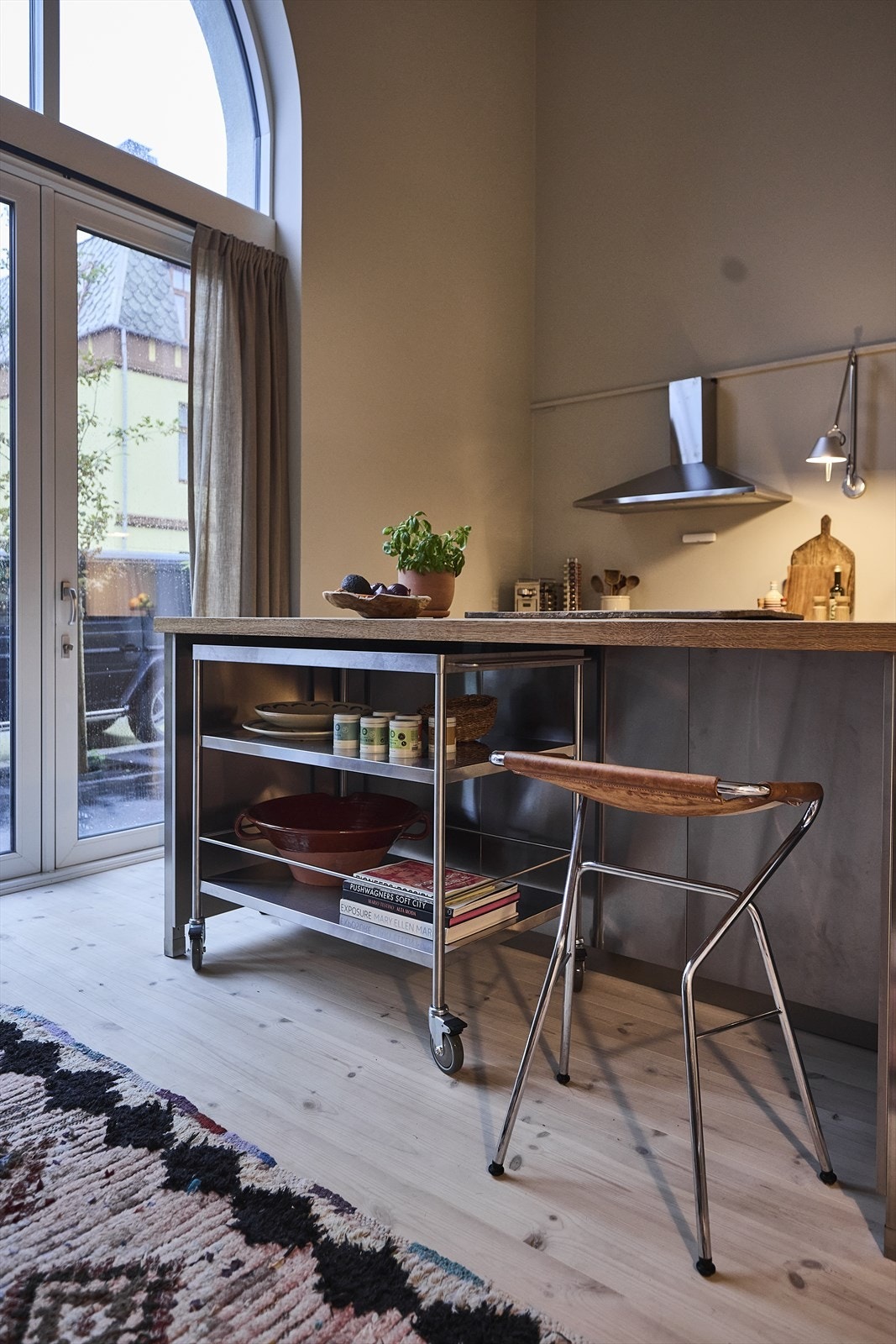 Leiligheten har store vindusflater som slipper inn rikelig med dagslys. Galleribilde