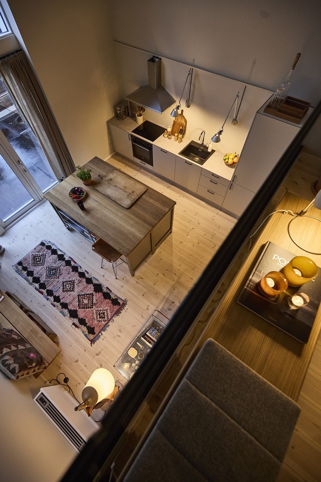 Leiligheten har et lekkert kjøkken med kjøkkenøy. Galleribilde