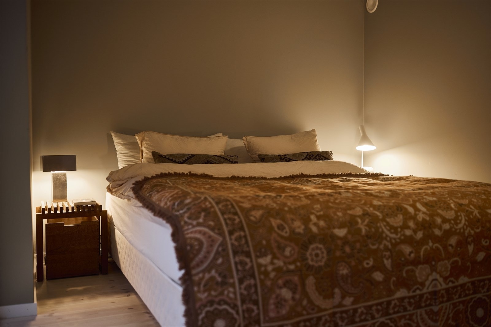 Hemsen er malt i behagelige farger som skaper en lun og avslappende atmosfære. Galleribilde