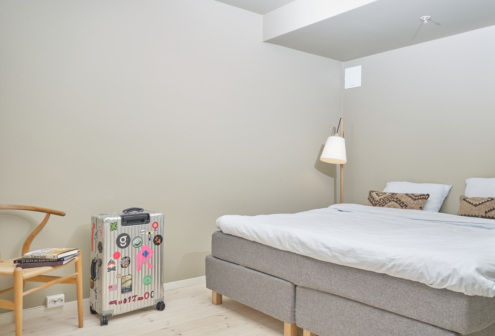 Stort soverom med plass til dobbeltseng og ulik garderobeinnredning! Galleribilde