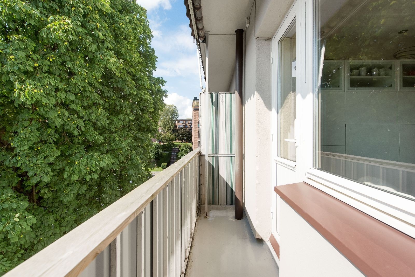 Leiligheten har to balkonger, heis og peis! Galleribilde