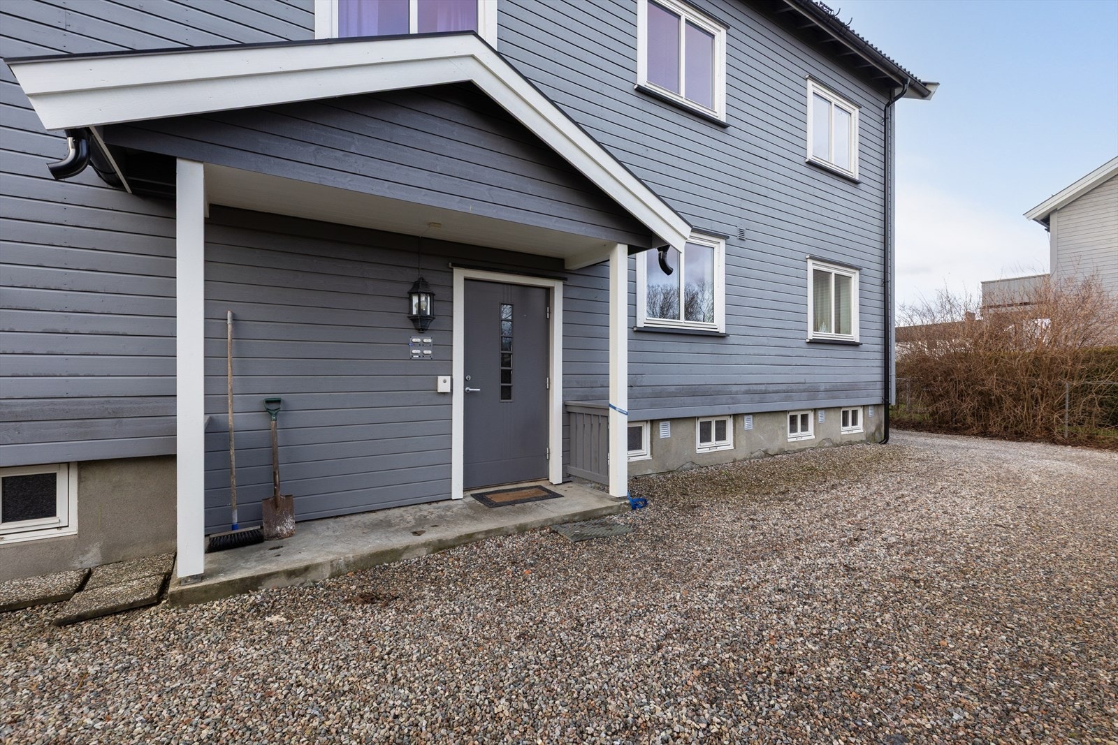 Det er videre godt med oppbevaringsplass da boligen disponerer en bod på 10 kvm på loftet og to boder på til sammen 19 kvm i kjeller. Galleribilde