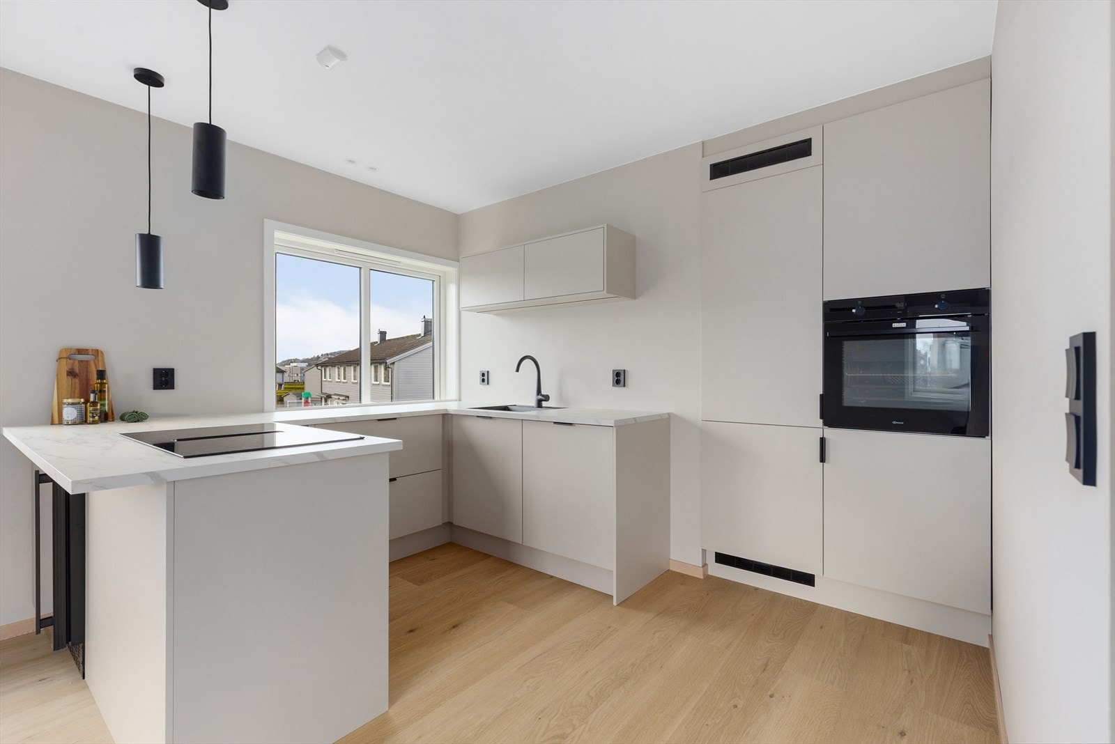 Innredningen har ventilator med kullfilter og integrerte hvitevarer som kjøl/fryseskap, oppvaskmaskin, induksjonstopp, stekeovn og vinskap. Det er også installert vannstoppsystem og komfyrvakt. 120l vvt fra 2025 er plassert i kjøkkenbenk. Galleribilde