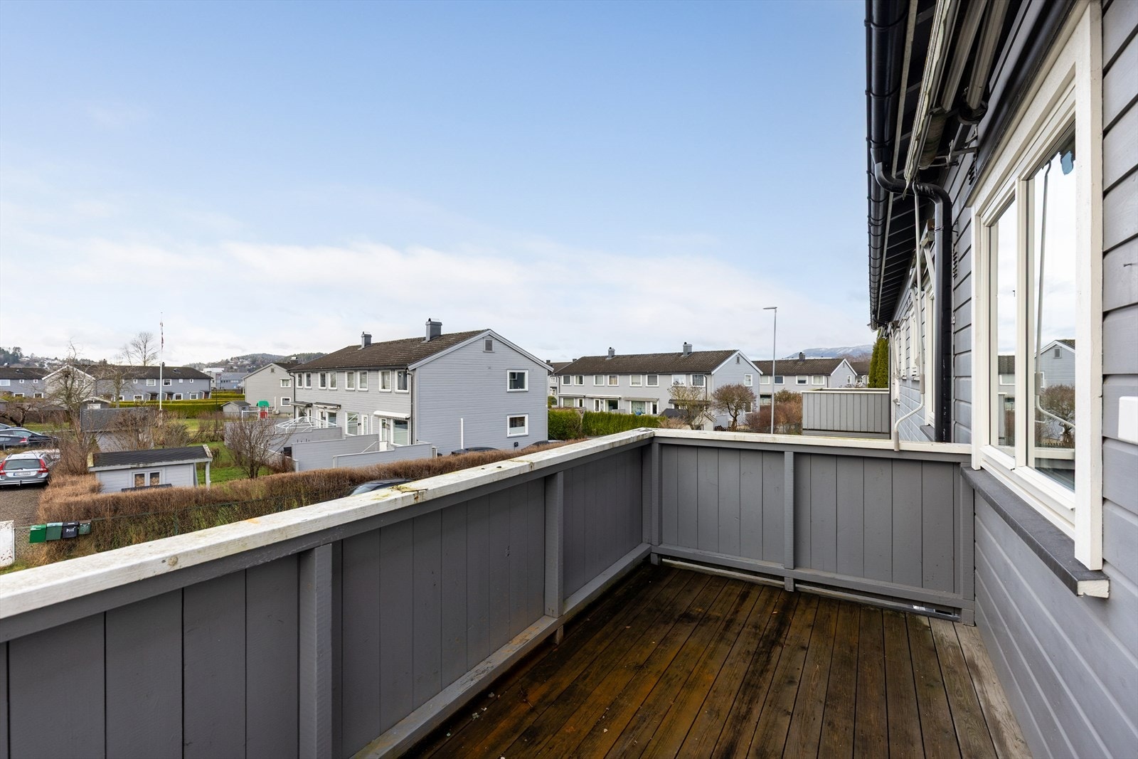 Fra verandaen er det inngang til stuen og kjøkkenet. Galleribilde