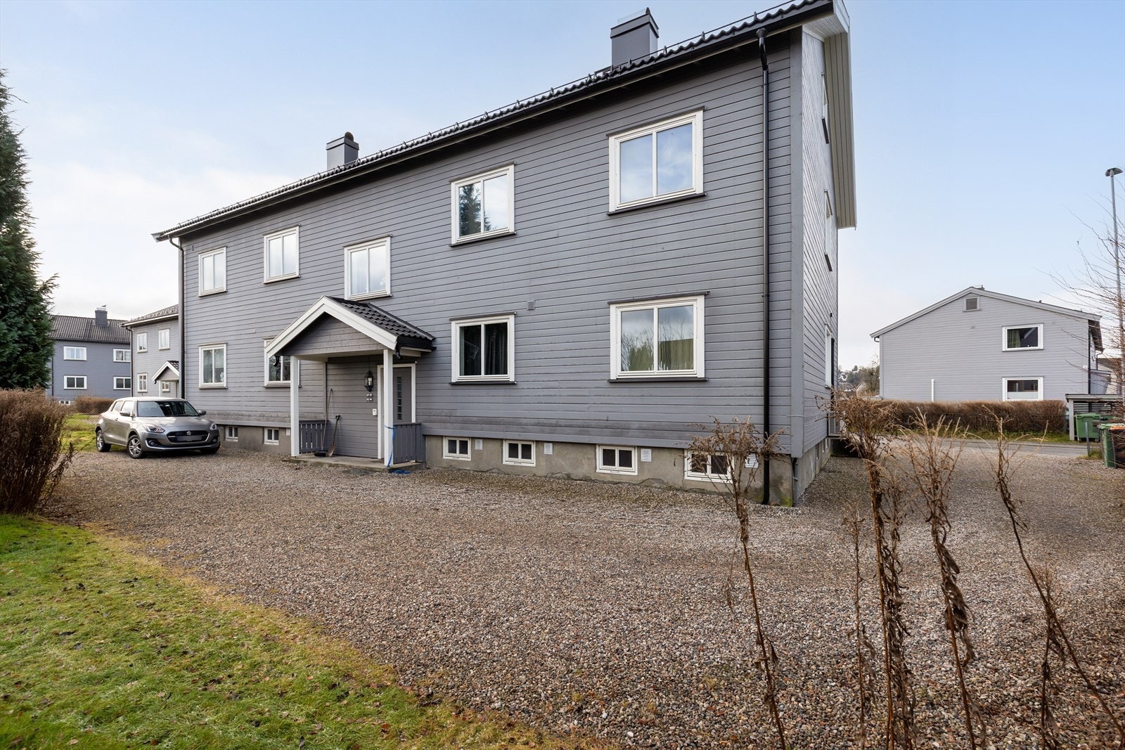 Det er parkering etter avtale med de andre beboerne i firemannsboligen, eller gateparkering. Galleribilde