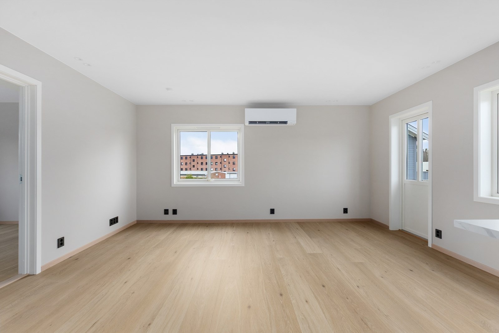 Stuen og kjøkkenet har pene overflater med laminat på gulv og malte plater på vegger. Overflatene er nye i 2025, og gjennomgående for store deler av boligen. Det ble også montert varmepumpe i 2025. Det er pipe, men ikke installert ildsted. Galleribilde