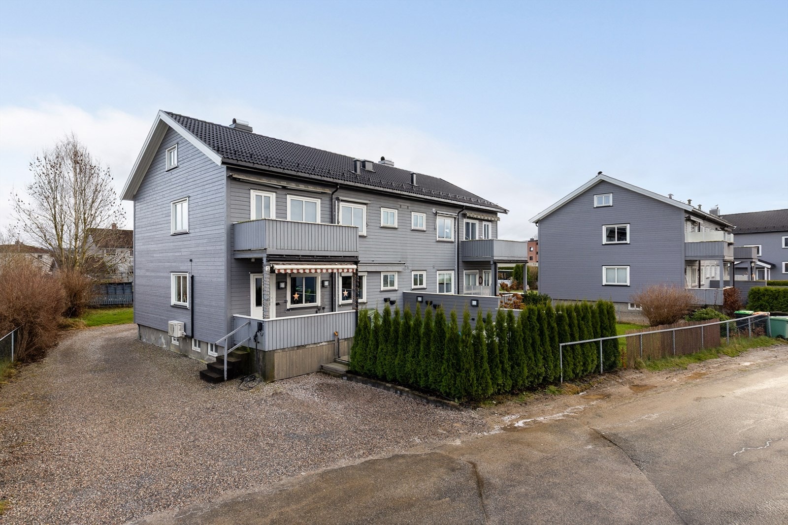 Borettslaget har byttet vinduer i 2007 og 2009, kledning med etterisolering i 2014 og taktekking med inngangsparti i 2022. Galleribilde