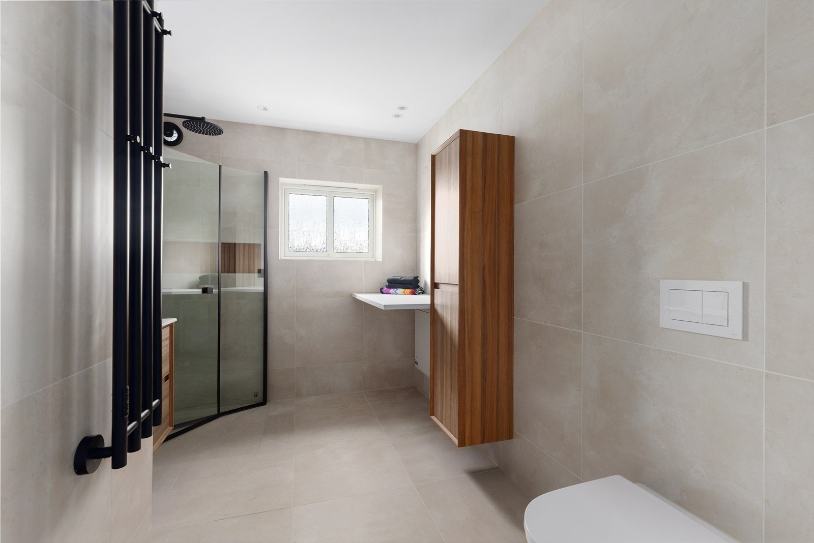 Badet har videre opplegg for vaskemaskin og en kjekk benkeplate, varmekabler i gulv og ventilasjon via elektrisk styrt vifte. Galleribilde