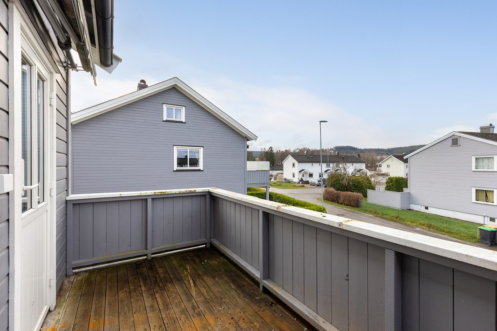 Her har boligen en 10 kvm stor veranda med fin utsikt ut over nærområdet. Verandaen har tett rekkverk for skjerming. Galleribilde