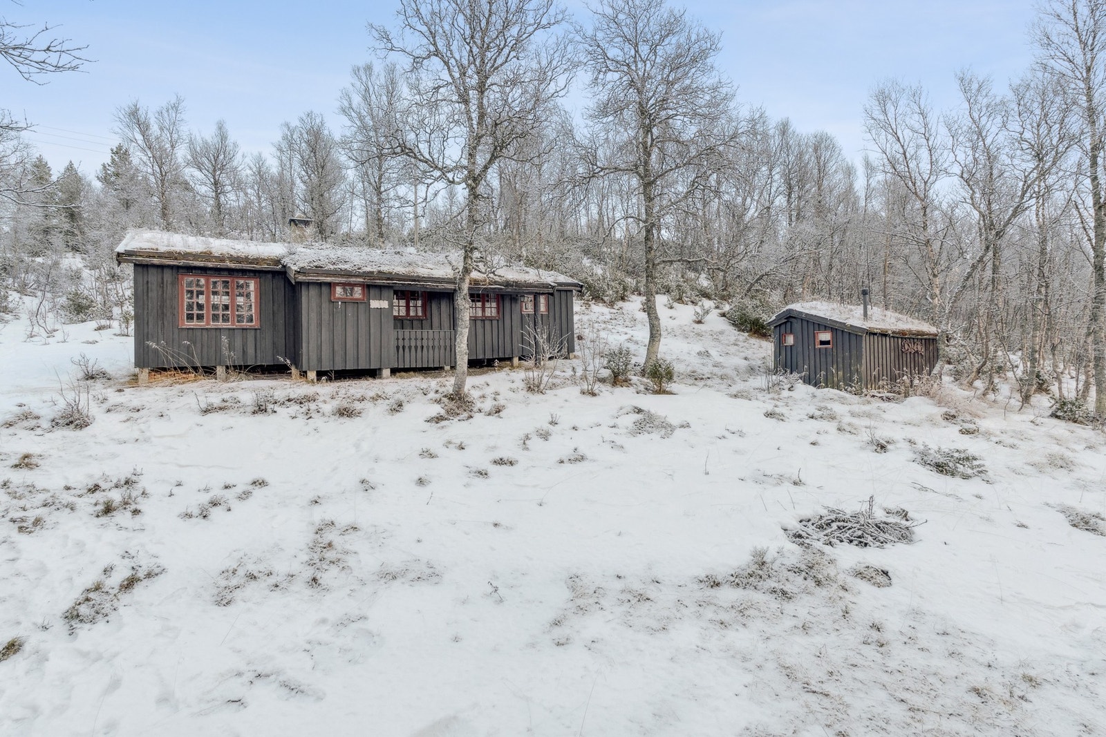 Eiendommen ligger i et rolig og naturnært område med svært gode tur- og fritidsmuligheter året rundt: båtliv, fiske og bading om sommeren, samt tilgang til både DNT-nettet og oppkjørte skiløyper om vinteren. Galleribilde