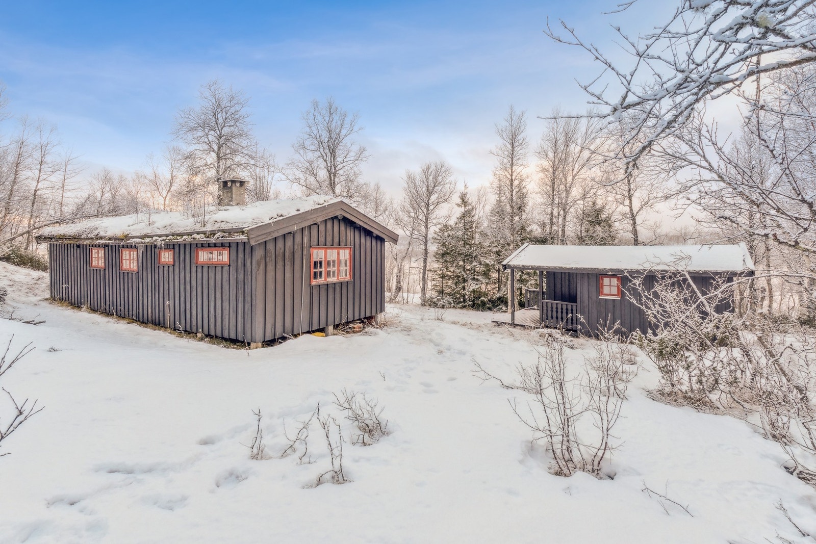 En innbydende og sjønært hyttetun med sørvendt beliggenhet på nordsiden av Stuggusjøen - kun ca. 45 meter fra vannkanten. Galleribilde