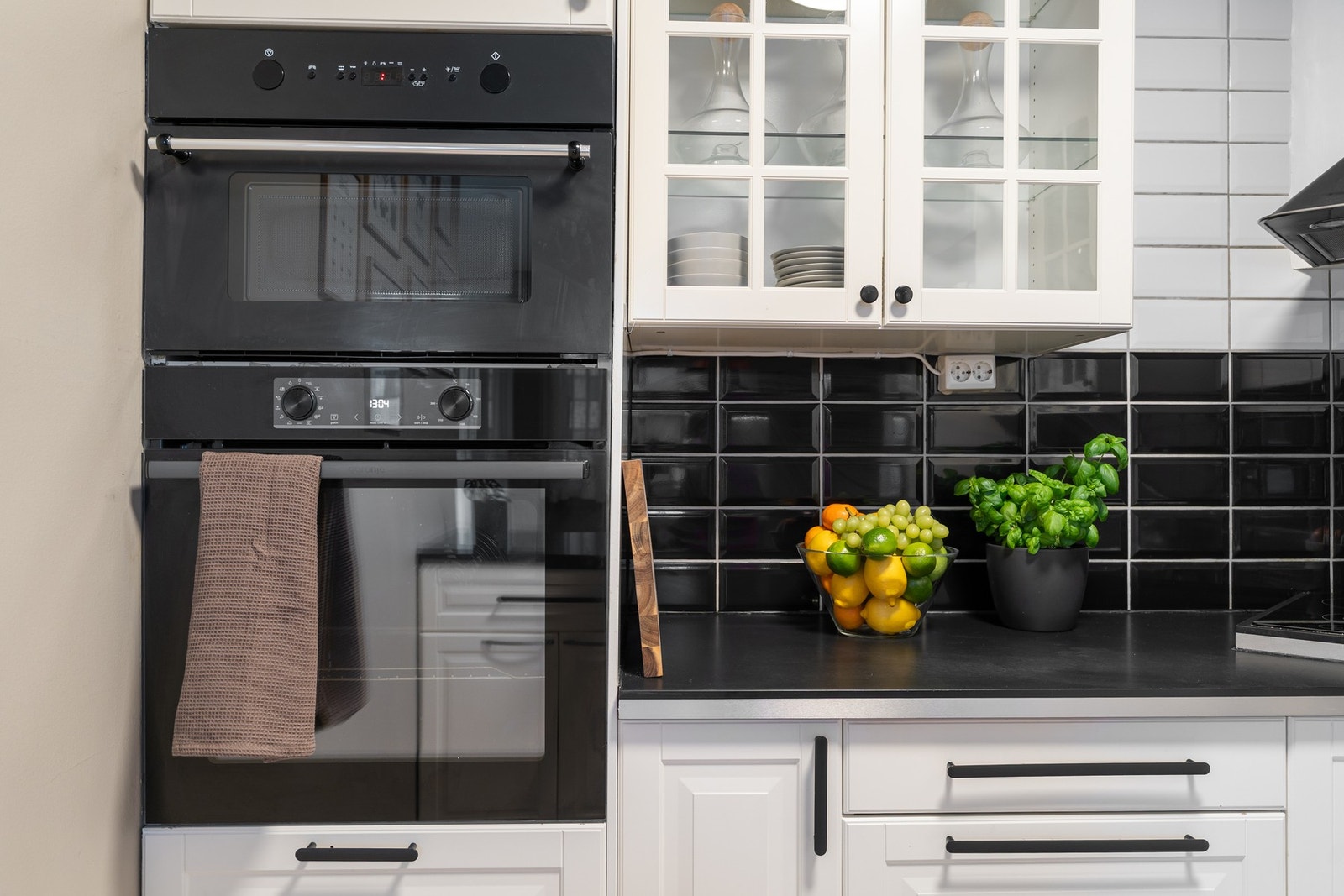 Stekeovnen ble skiftet ut i 2024 og er praktisk integrert i ståhøyde. Galleribilde