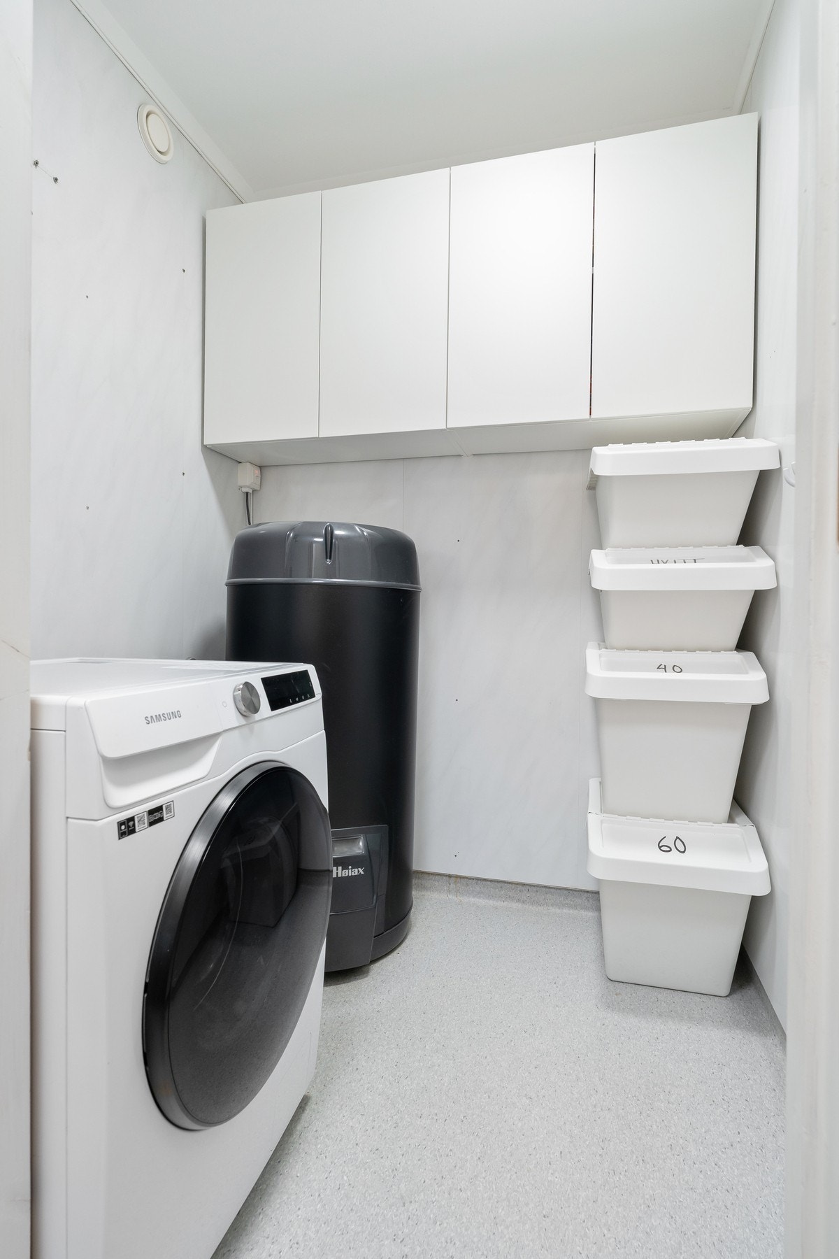 Praktisk eget vaskerom med opplegg til vaskemaskin og varmtvannsbereder type smart på 200L fra 2024. Galleribilde