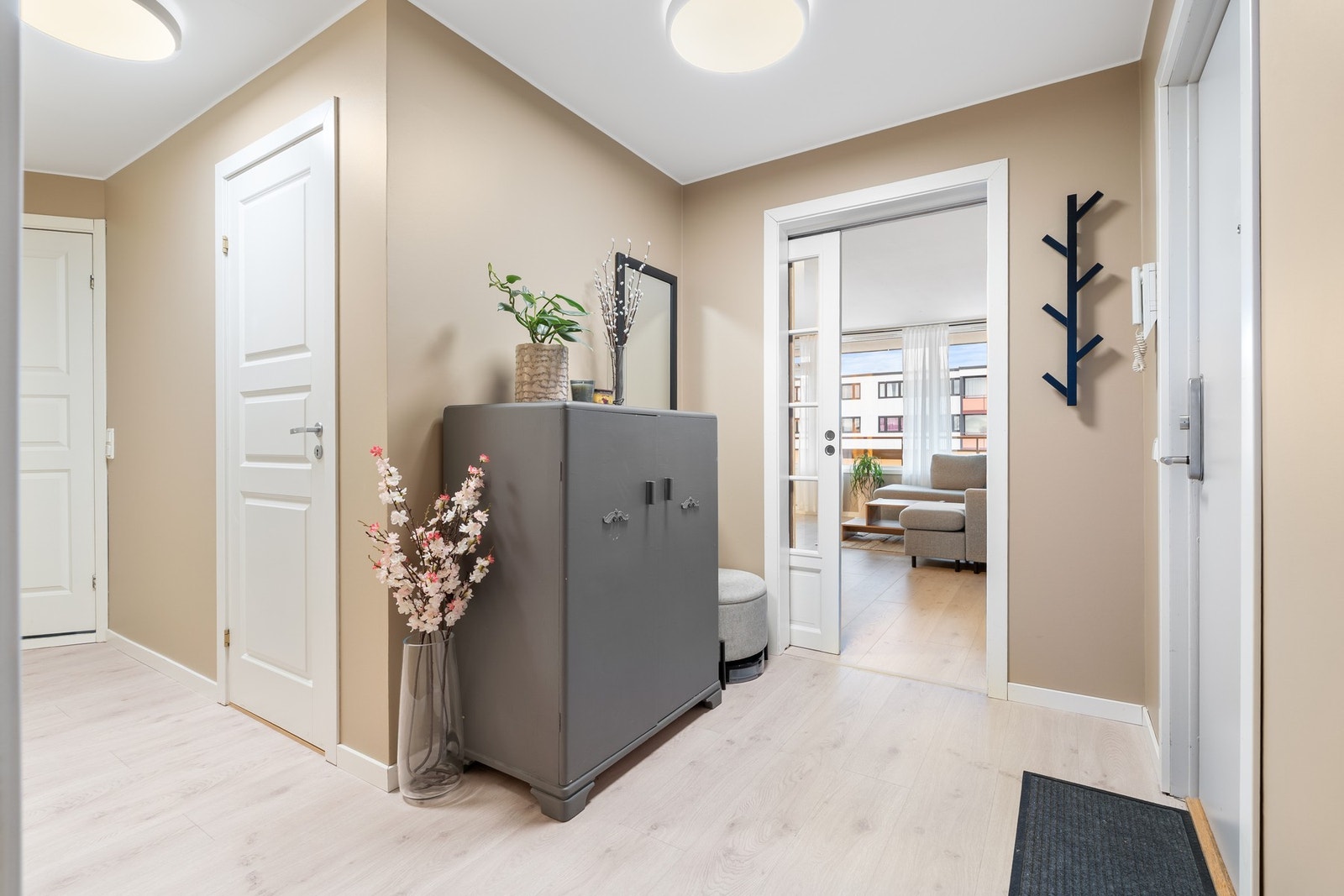 Innbydende entré med plass til oppheng av yttertøy. Praktisk skyvedør mellom entré og stue. Galleribilde