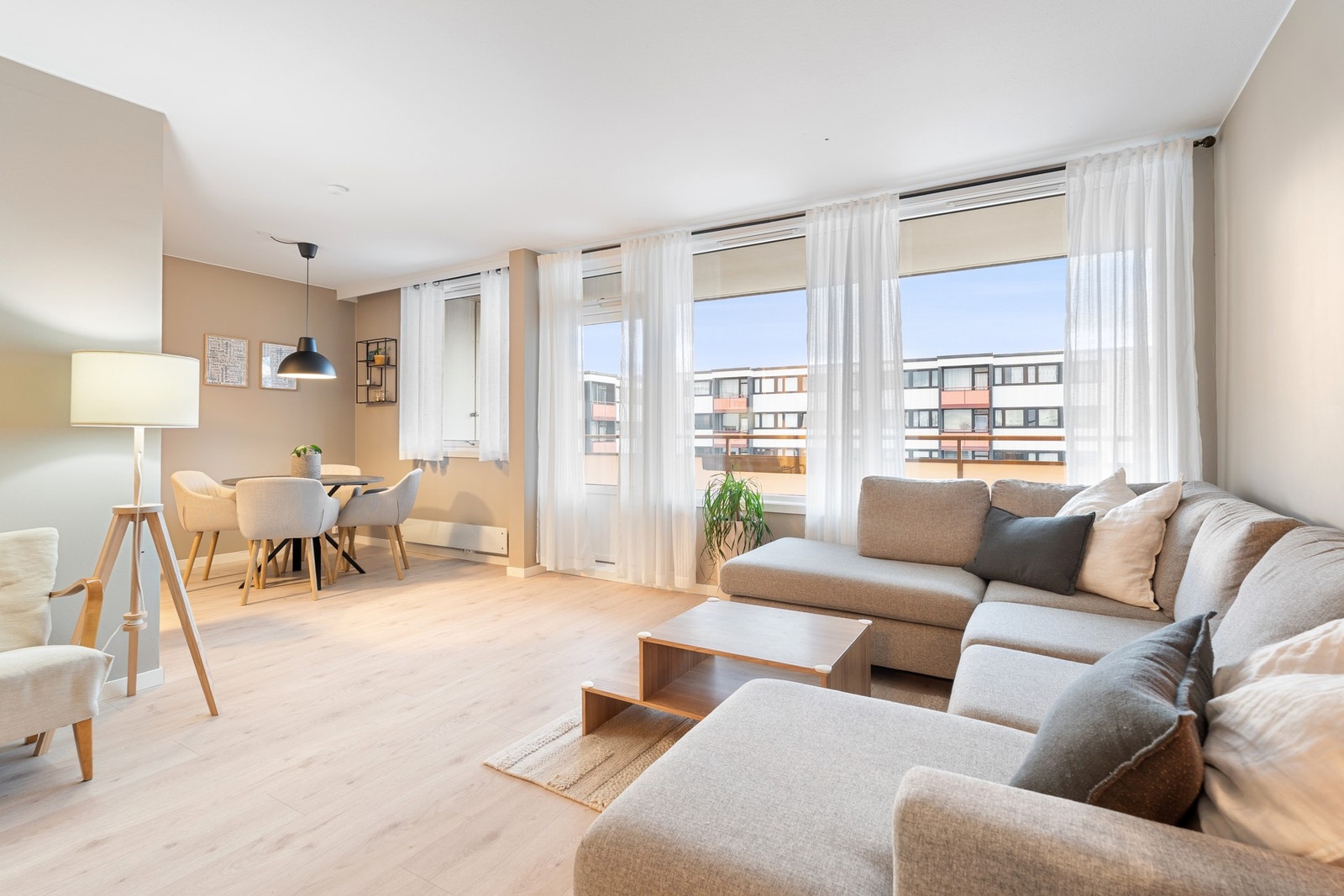 Stuen har en praktisk planløsning med naturlig inndeling i flere stitegrupper og spisebord, perfekt for den sosiale familien. Galleribilde