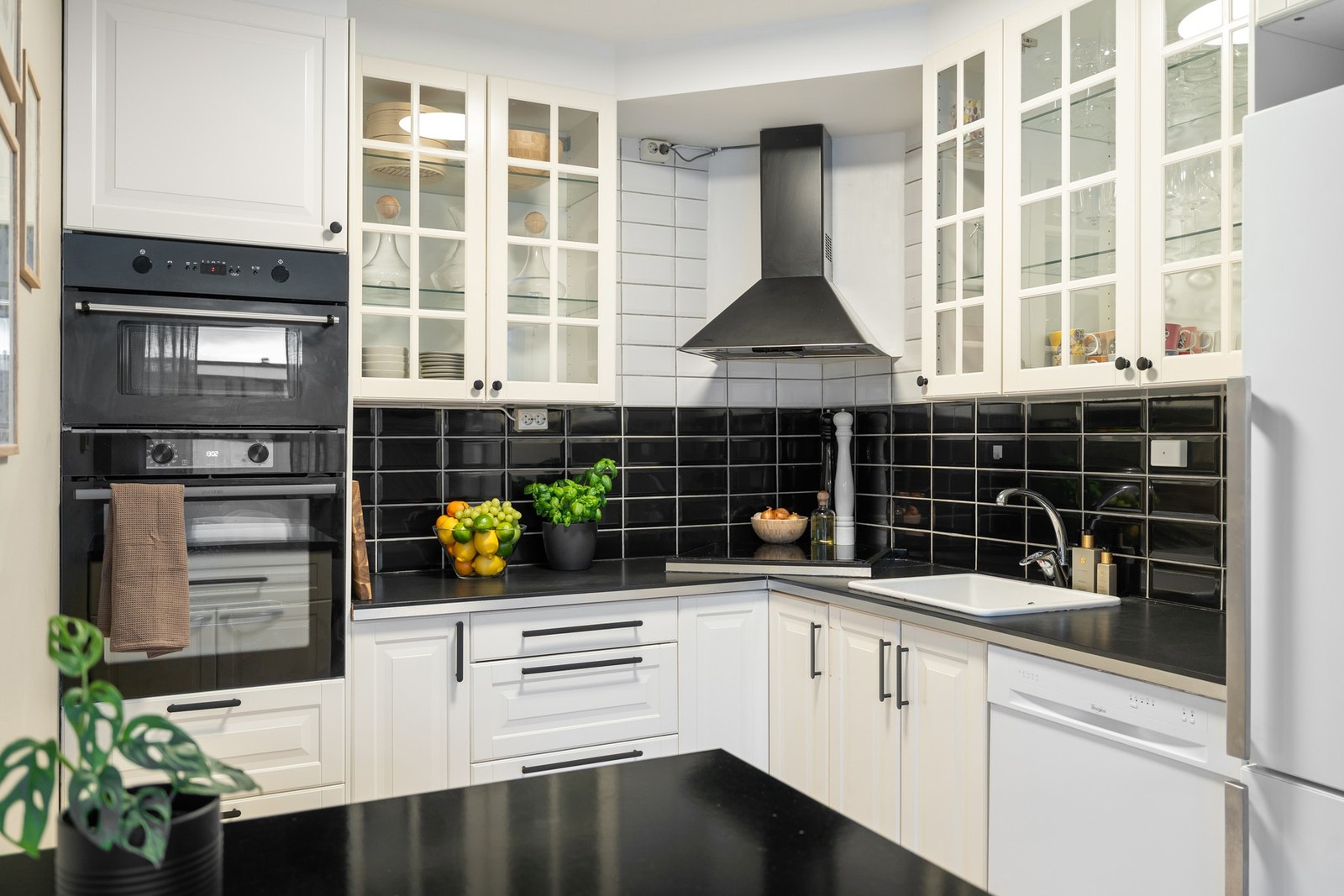 Kjøkkenets utforming gir rikelig med skap- og benkeplass. Kjøkkenøyen skaper et fint og naturlig skille mellom stue og kjøkken. Galleribilde