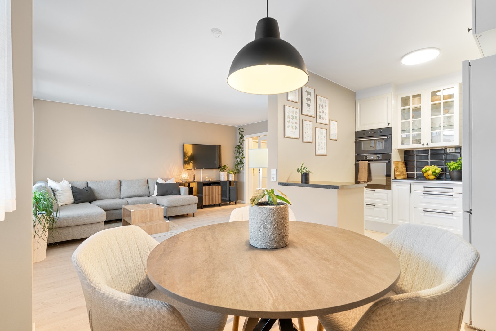 Leiligheten fremstår som svært velholdt og moderne med tidsriktige farger og store vindusflater. Galleribilde