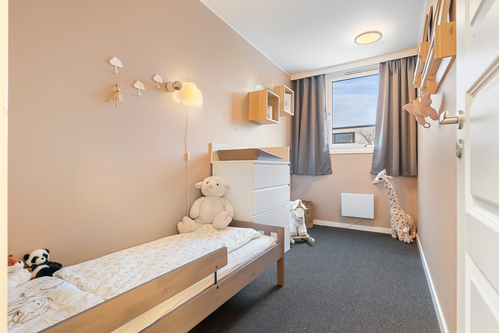 Soverom 3 på 7 kvm. Det er også muligheter for å slå sammen de minste soverommene til ett større. Galleribilde