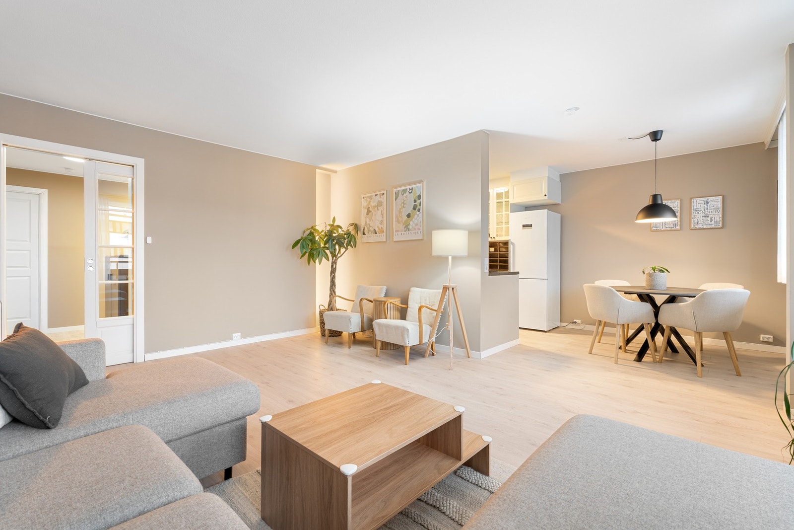 Det er muligheter for montering av vedovn i stuen. Galleribilde