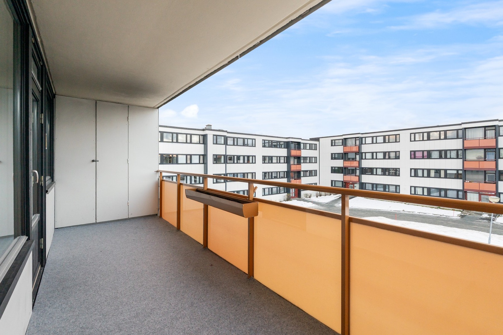 Fra stuen er det utgang til en vestvendt balkong med herlige solforhold. Galleribilde