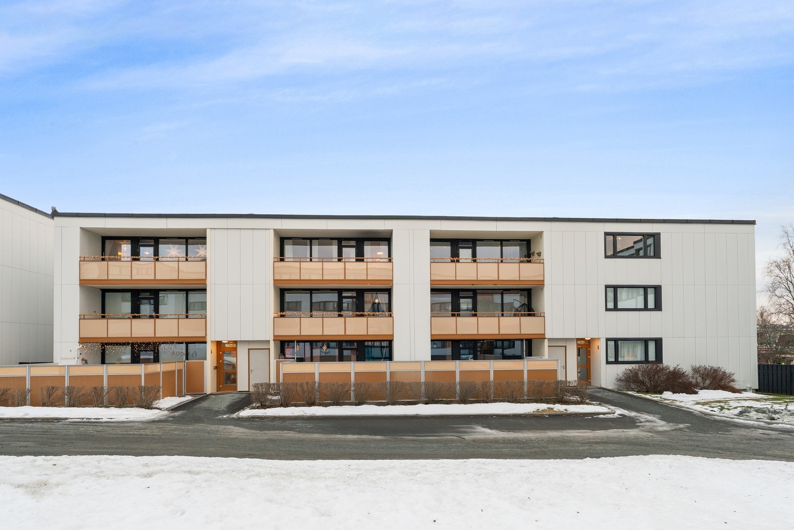 Leiligheten ligger svært fint og usjenert til i toppetasjen i lavblokken. Galleribilde