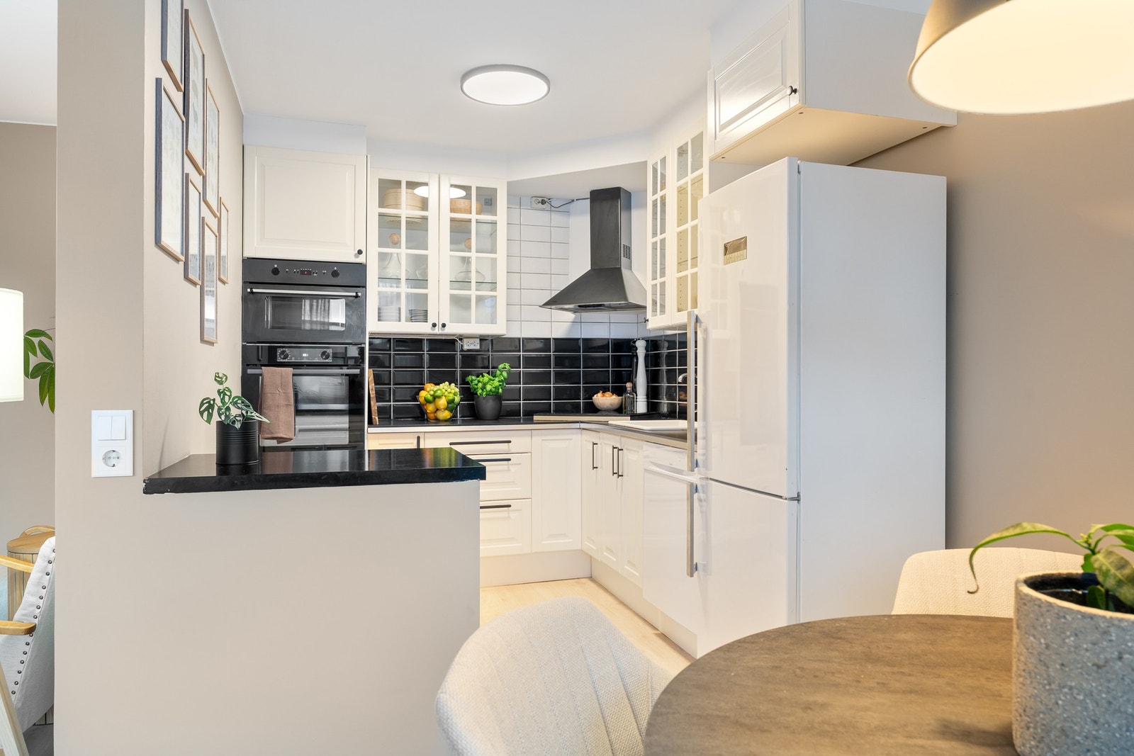 Tidløst kjøkken fra 2011 med integrert stekeovn, platetopp og mikroovn. Galleribilde