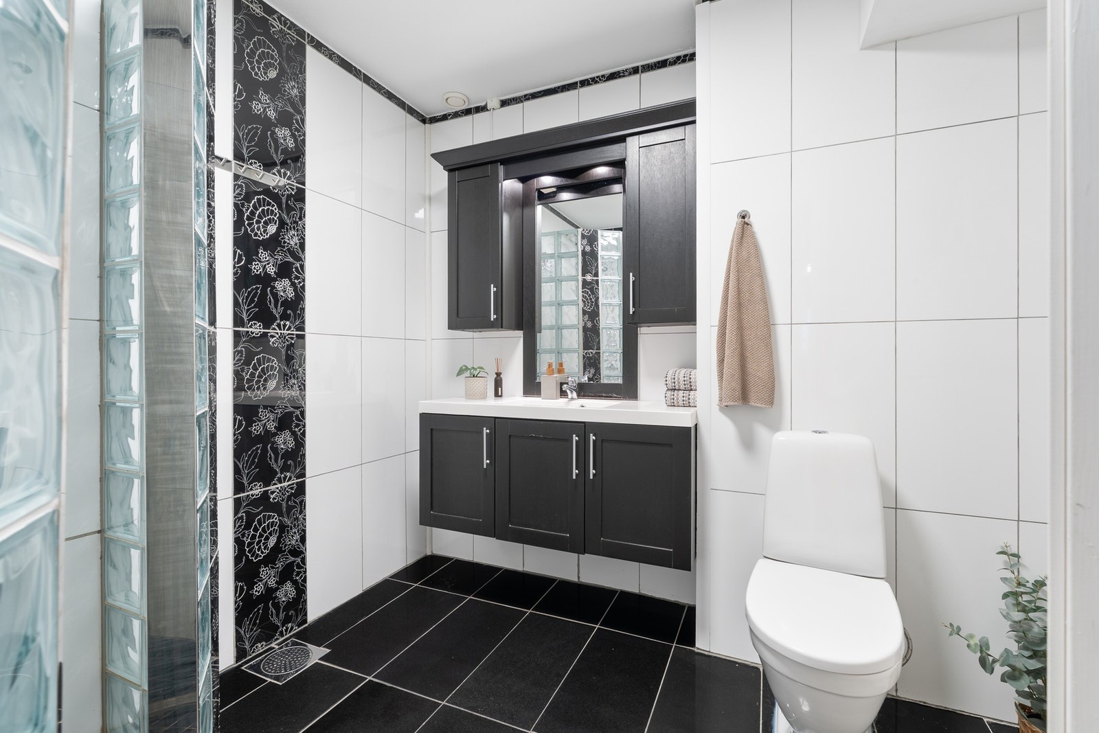 Pent flislagt bad fra 2011 med behagelig gulvvarme. Galleribilde