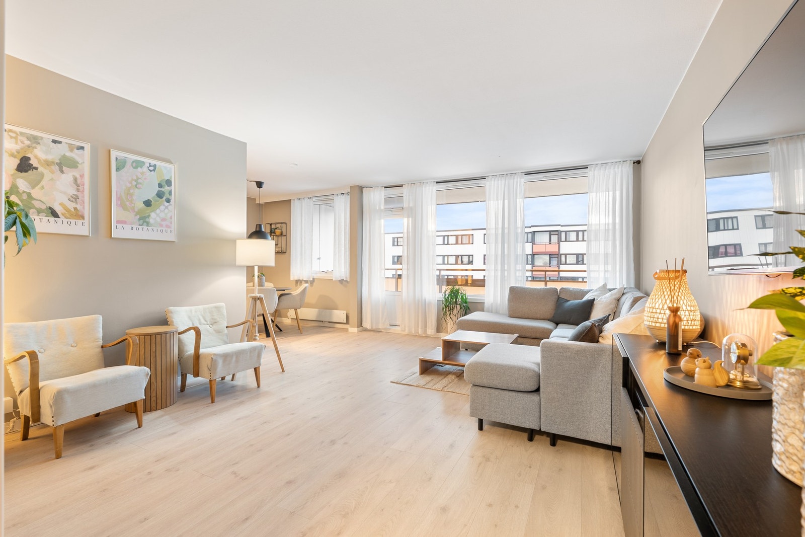 EiendomsMegler 1 ved Anders Keiseraas har gleden av å presentere en svært lekker 3(4)-roms leilighet i 3. etasje. Galleribilde