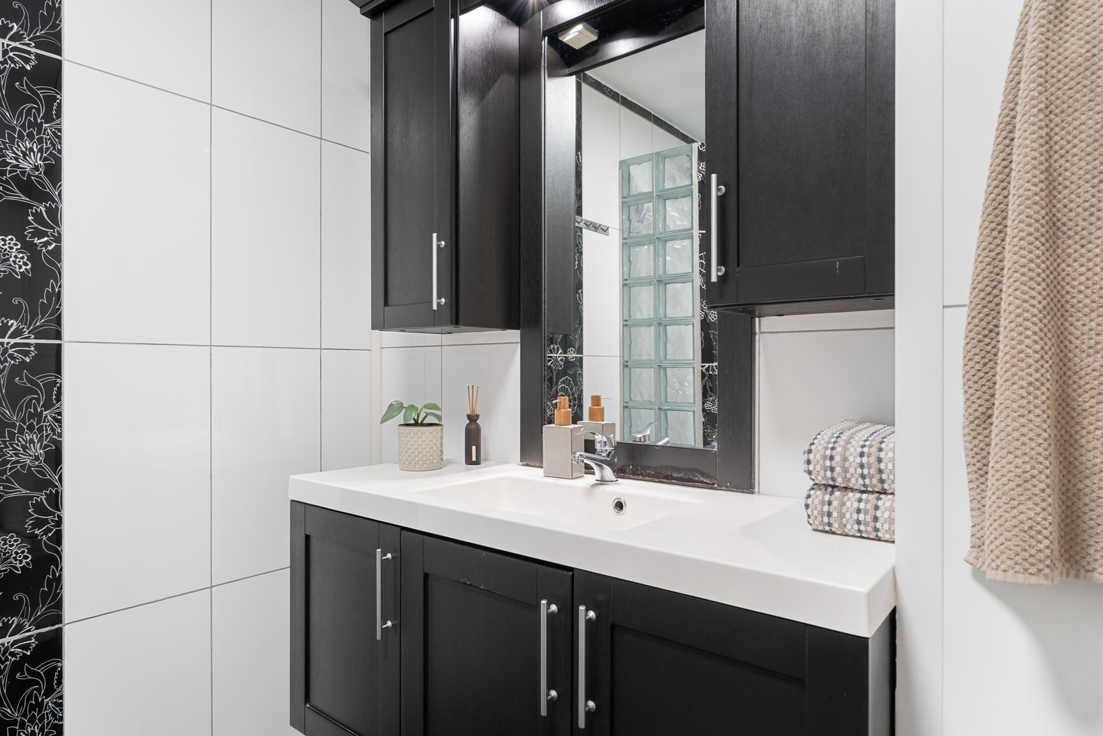 Her er det også gode oppbevaringsmuligheter med under- og overskap. Galleribilde