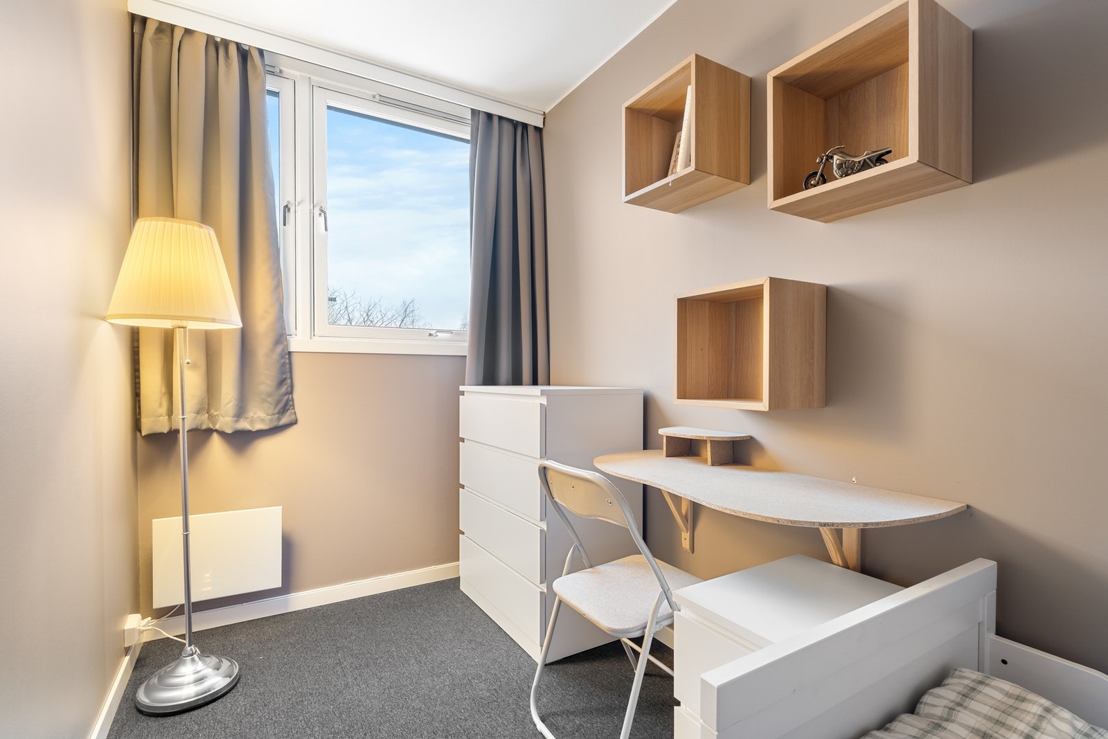 Alle soverommene har heldekkende gulvteppe som holder godt på varmen. Galleribilde