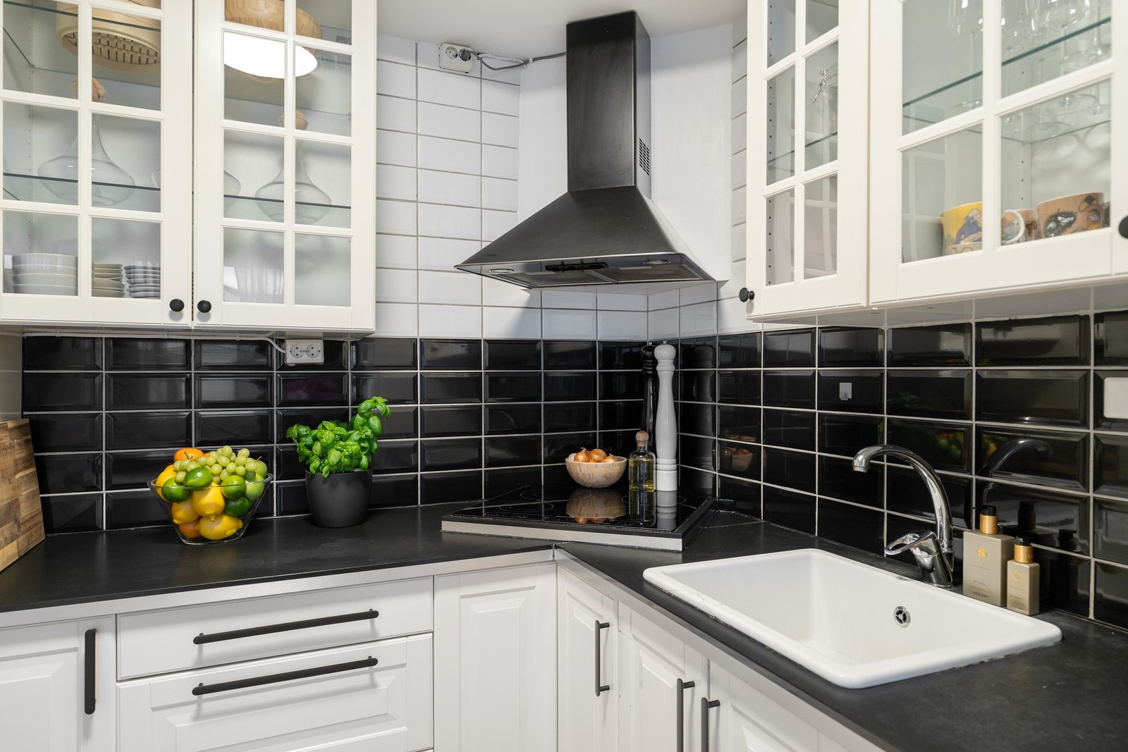 Enkel rengjøring med fliser over benkeplate. Galleribilde