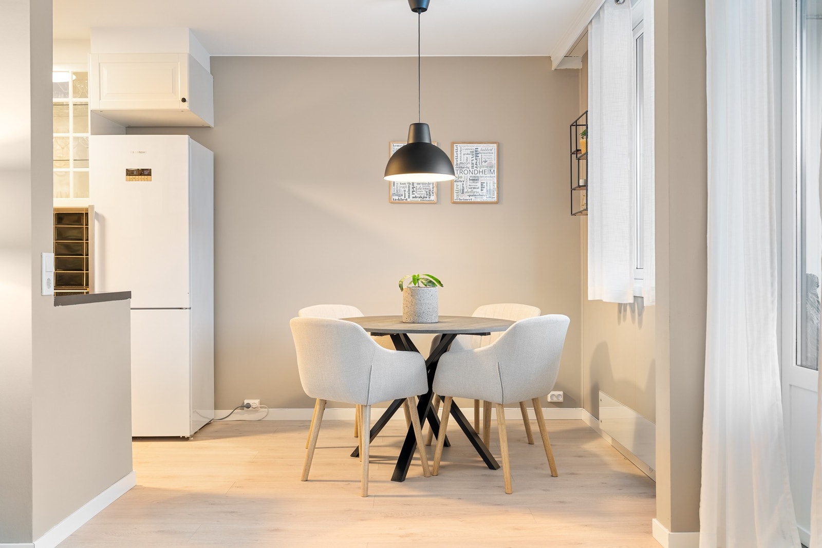 Mellom stue og kjøkken er det plass til et større langbord for sosiale sammenkomster med venner og familie. Galleribilde