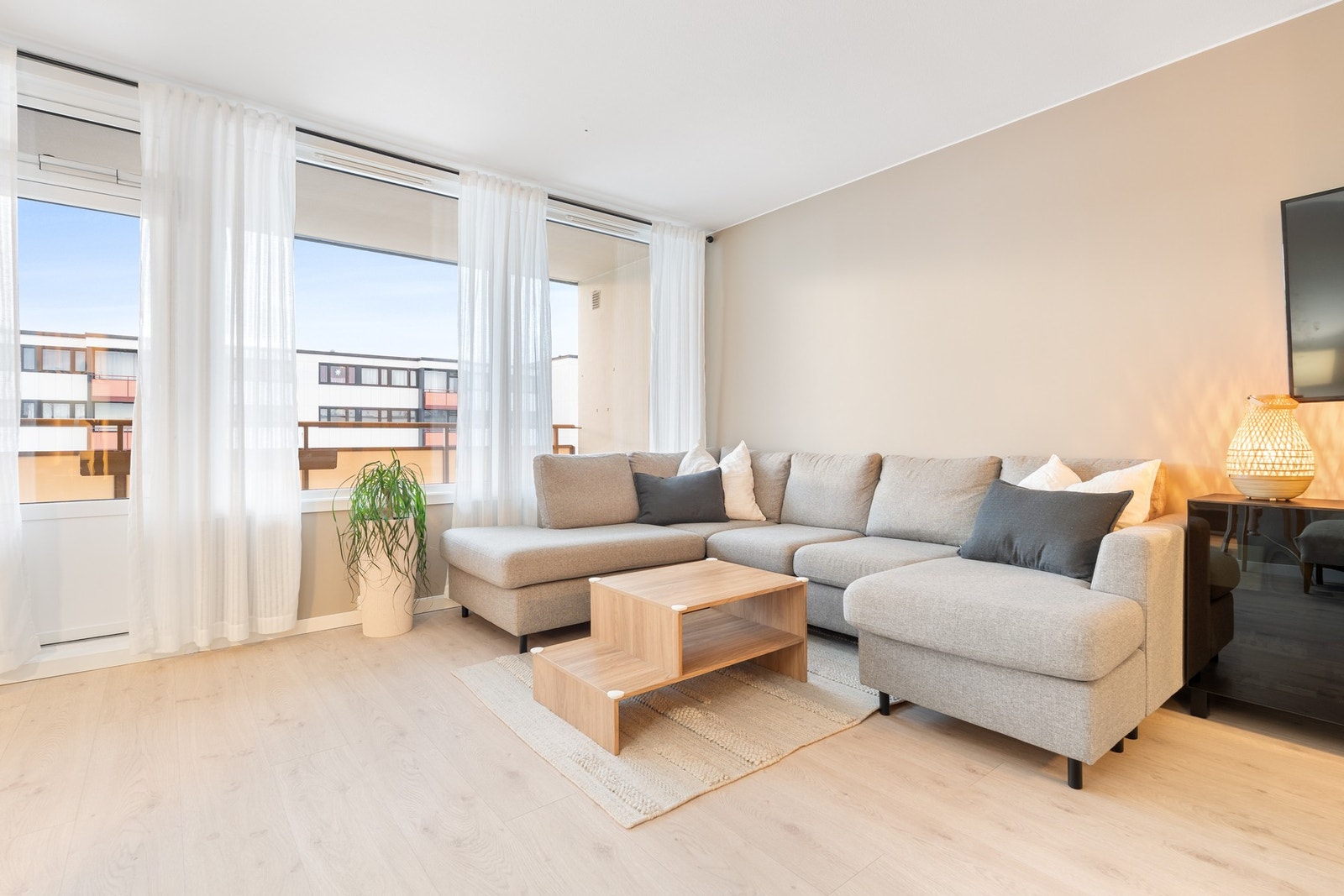 Leiligheten har en usjenert beliggenhet i 3. etasje (toppetasje) i et attraktivt tun i Ringvegen borettslag. Galleribilde