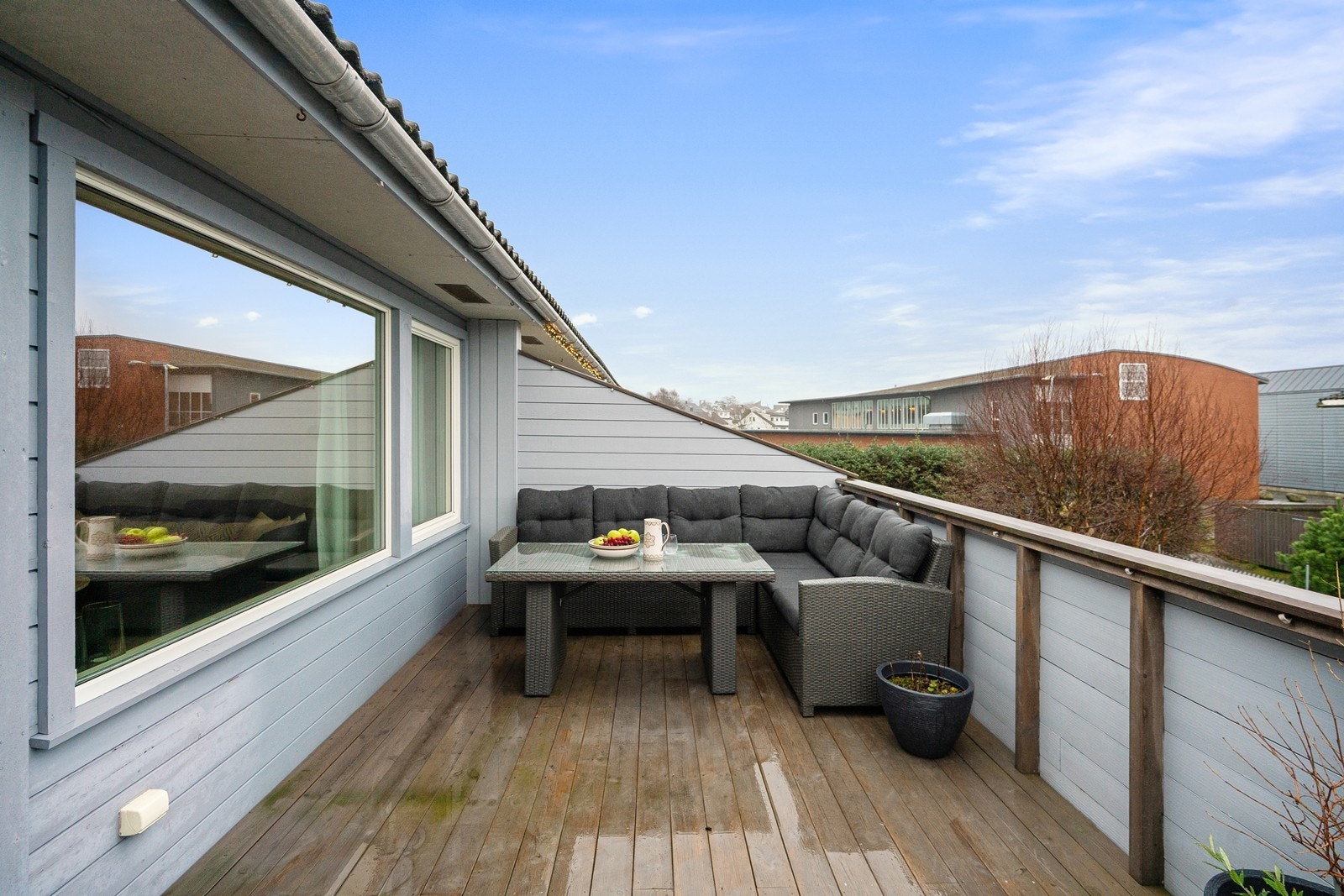 Flott balkong/terrasse ut fra stue i 2. etasje Galleribilde