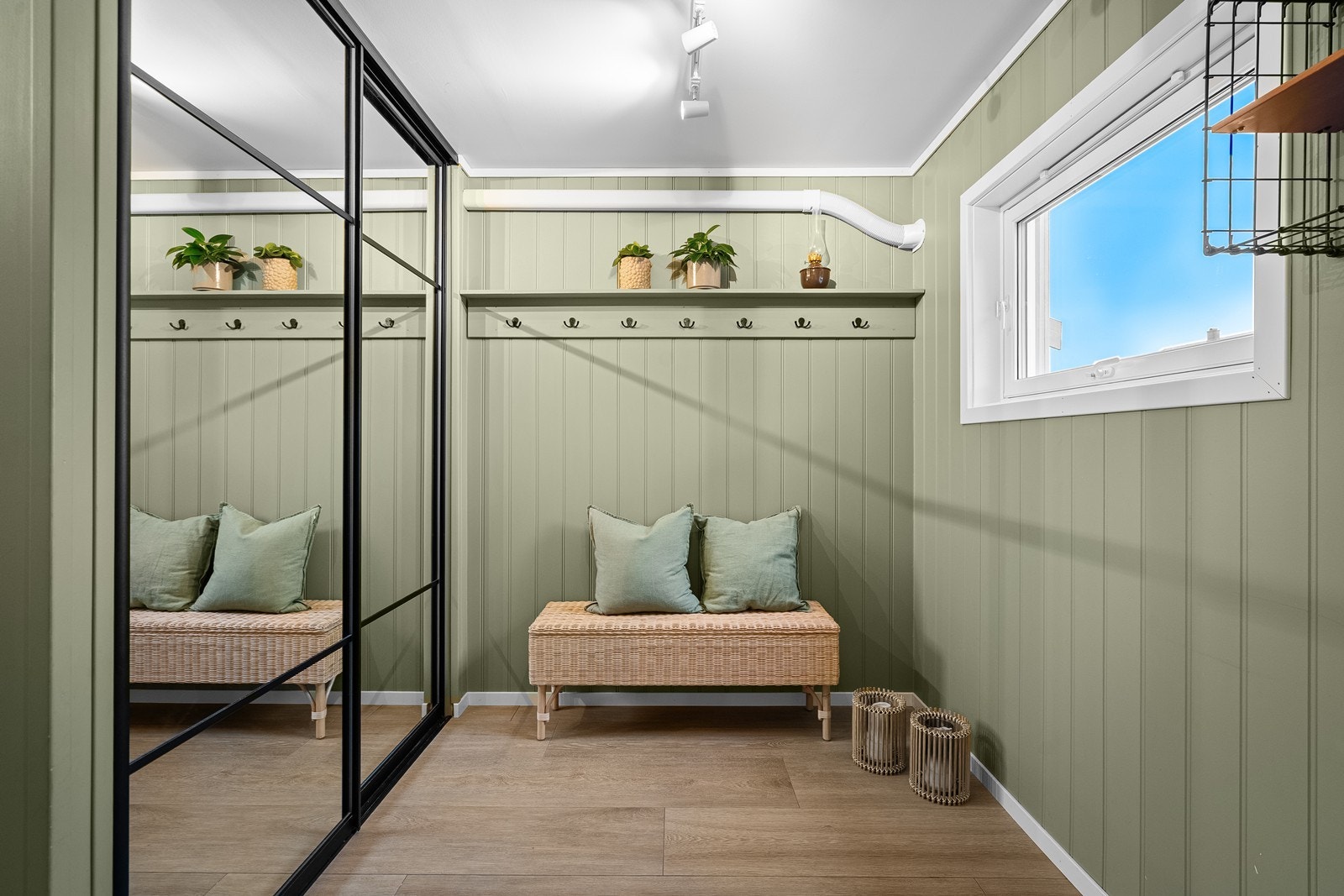 Gang med skyvedørsgarderobe Galleribilde