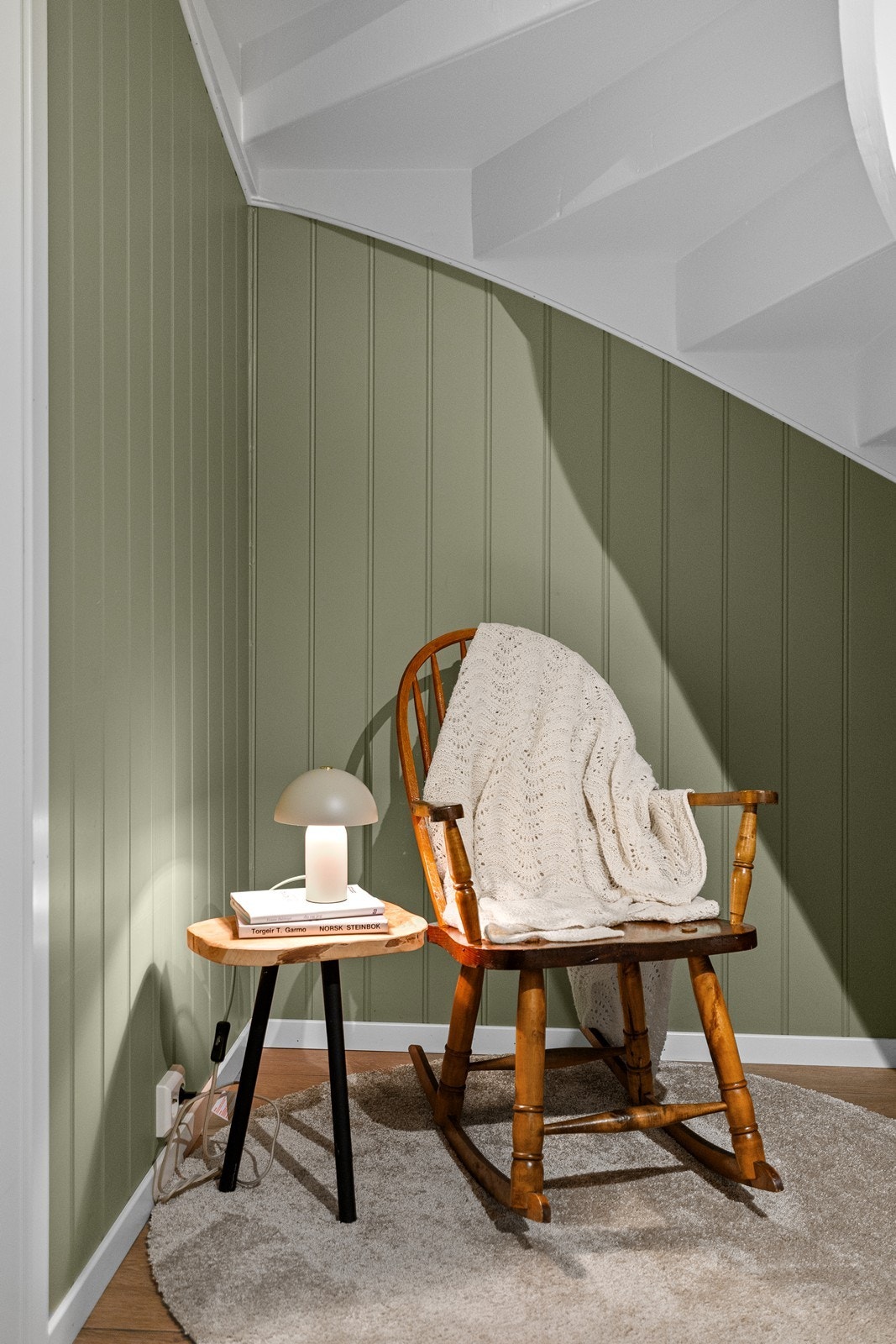 Gang - plass til en koselig krok eller oppbevaring under trapp Galleribilde