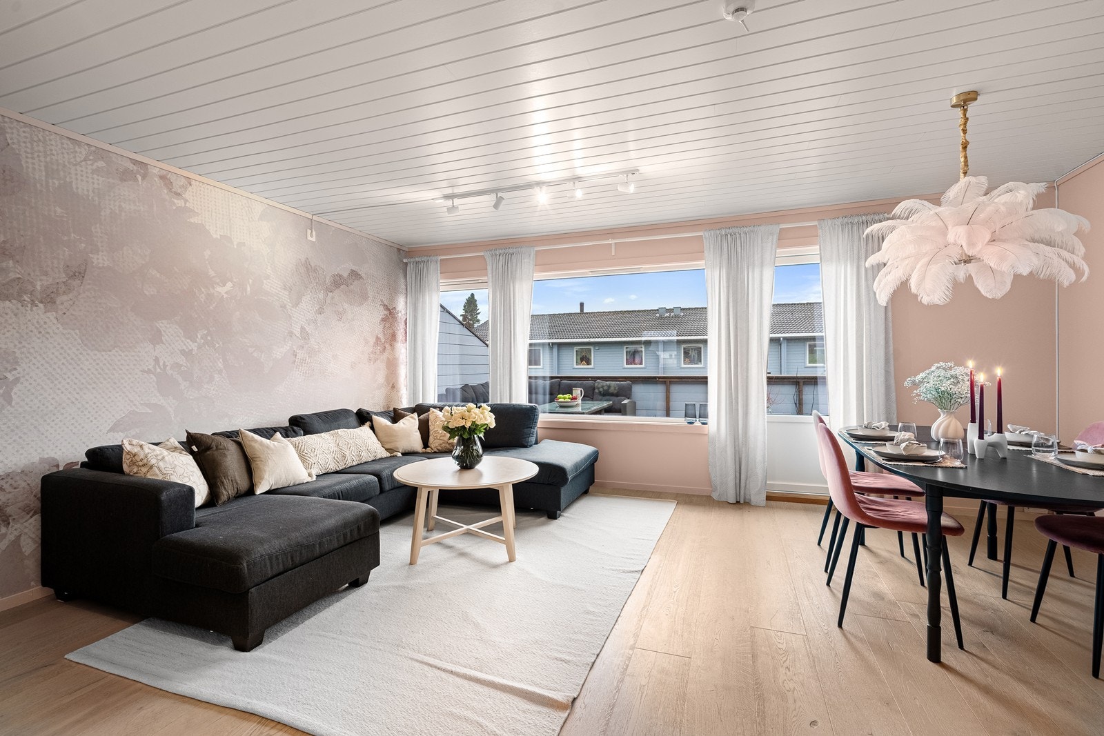 Stue med utgang til solrik balkong Galleribilde